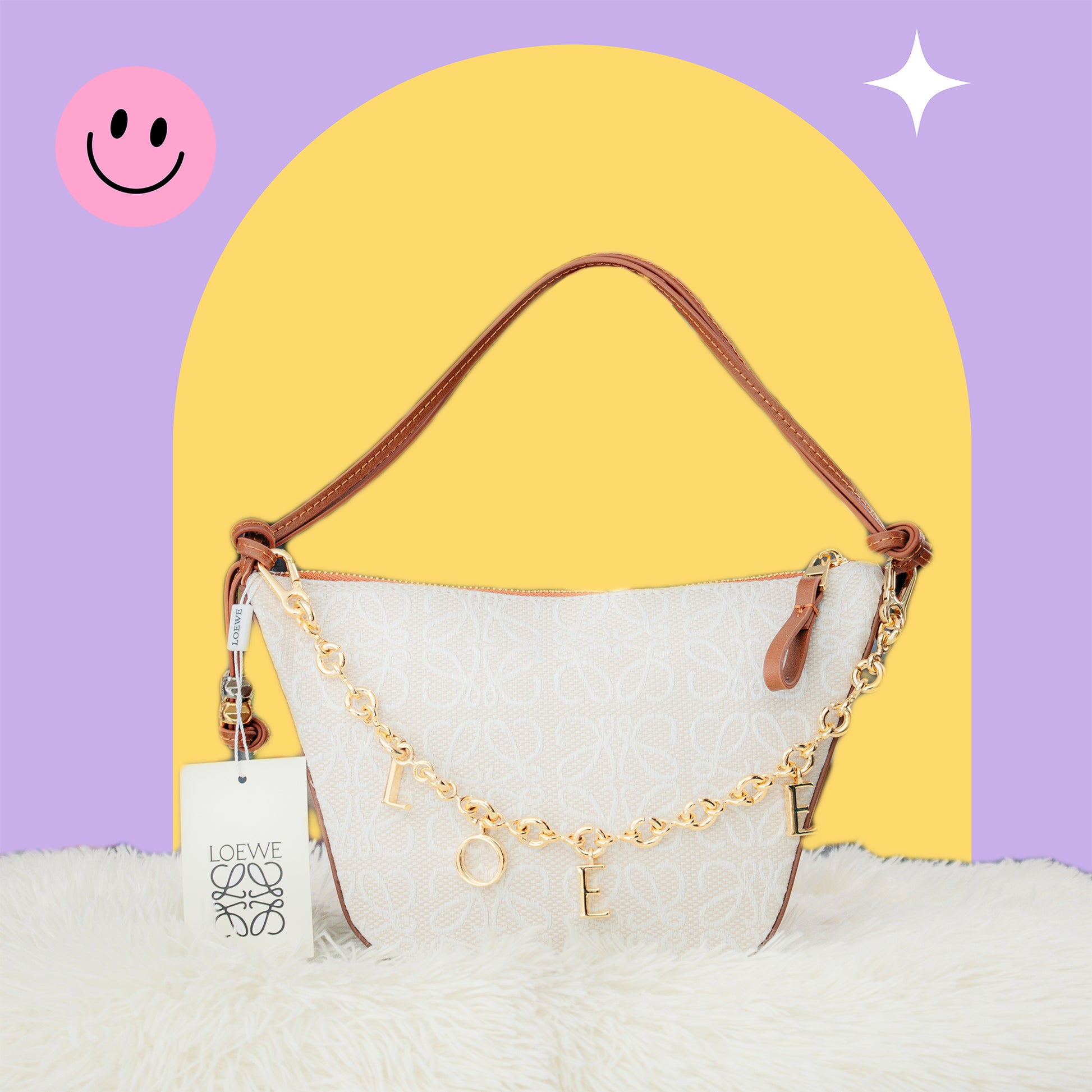 Bolso Estilo Loewe en Beige con Cadena Dorada y Letras Decorativas