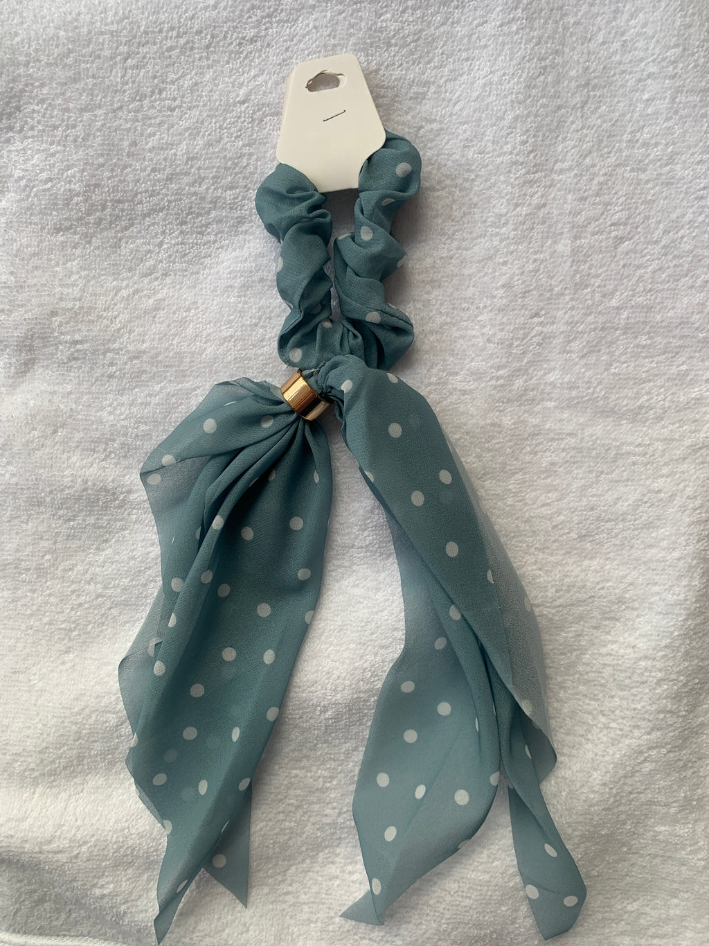 Coletero Rojo con Lazo 🎀 – Scrunchie con moño de tela roja a lunares blancos, perfecto para un look retro y femenino.