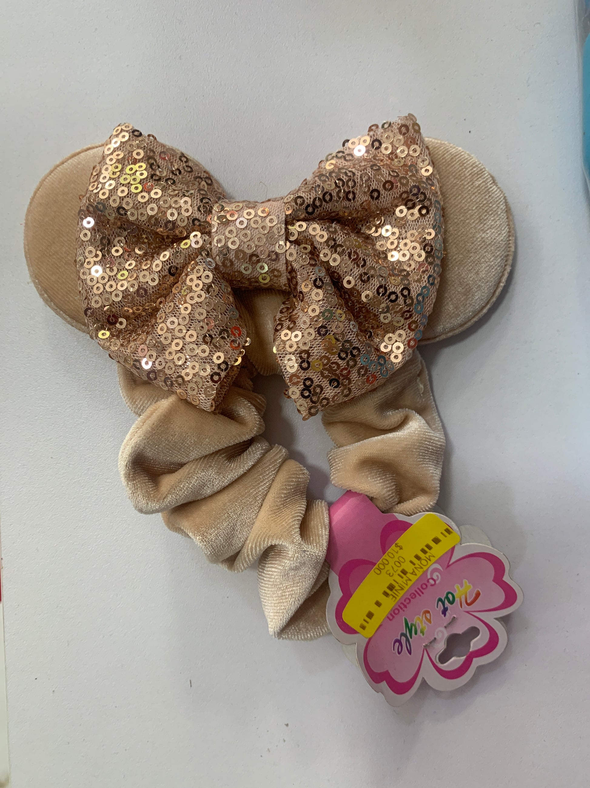 Moña Infantil con Orejitas y Lentejuelas 🎀🐭 – Elástico para el cabello tipo scrunchie en tela de colores, decorado con orejitas y lazo brillante de lentejuelas. Perfecto para peinados divertidos y llamativos.