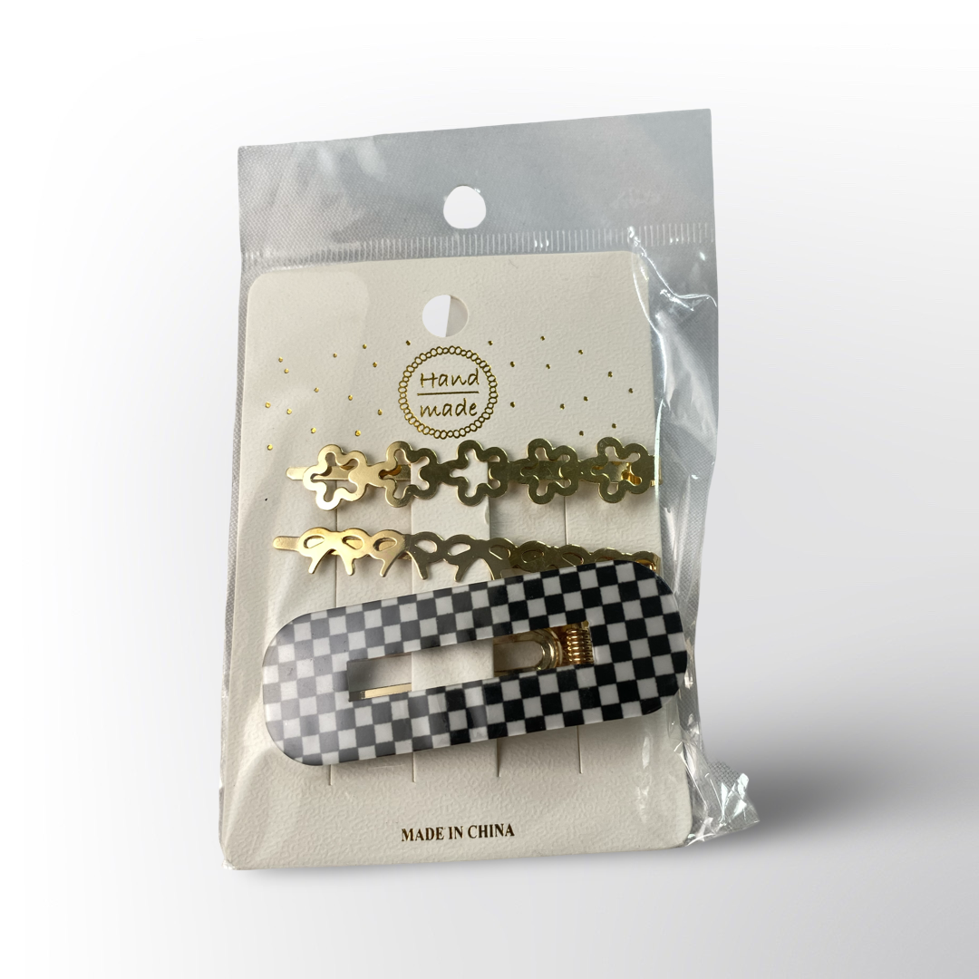 Set de Hebillas Variadas – Incluye 4 estilos: doradas con formas delicadas y una hebilla grande estilo ajedrez en blanco y negro ♟️✨. Ideal para looks modernos y combinables.