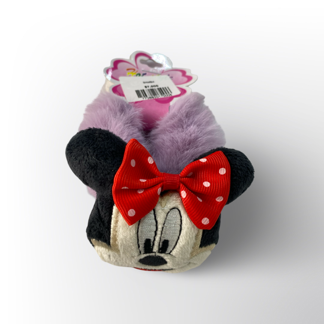 Moña Infantil con Muñeco 🎀🐭 – Elástico para el cabello decorado con personaje tierno y lazo en tela. Suave, divertido y perfecto para peinados creativos en niñas.