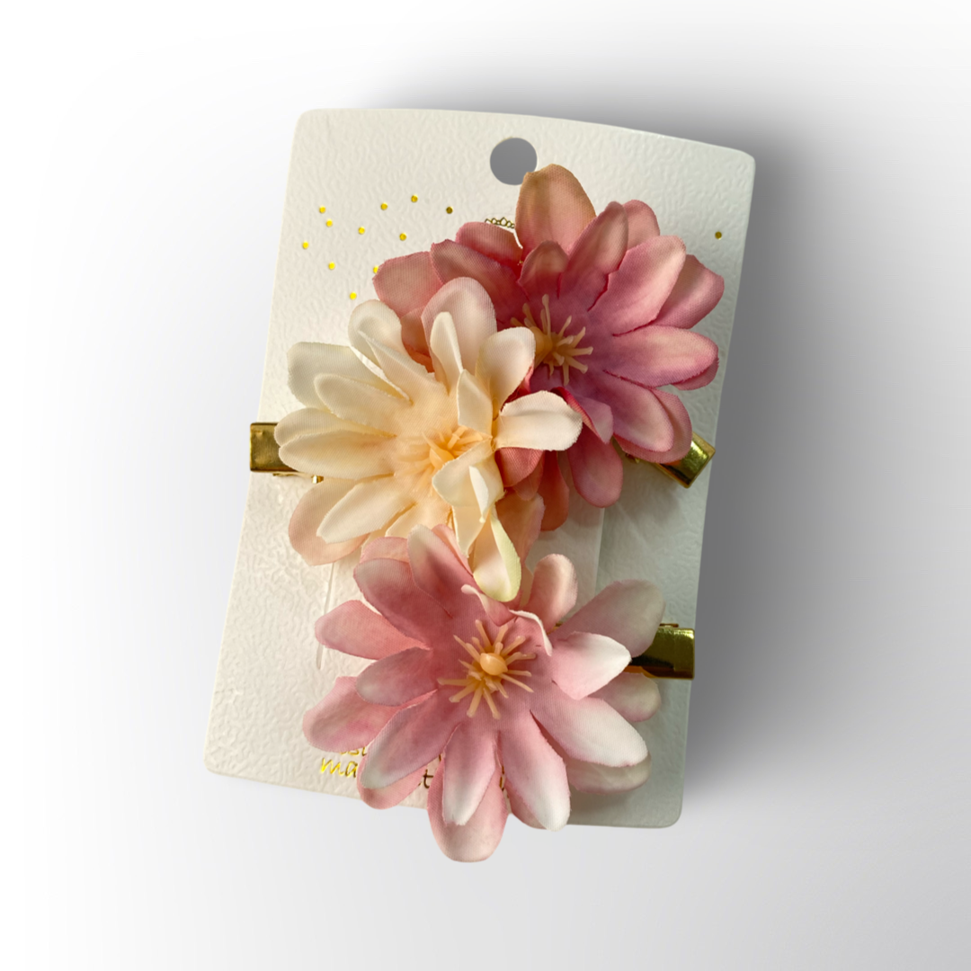 Ganchos Florales 🌸 – Sujetadores de cabello decorados con flores en tonos rosa y crema, ideales para un look delicado y femenino.