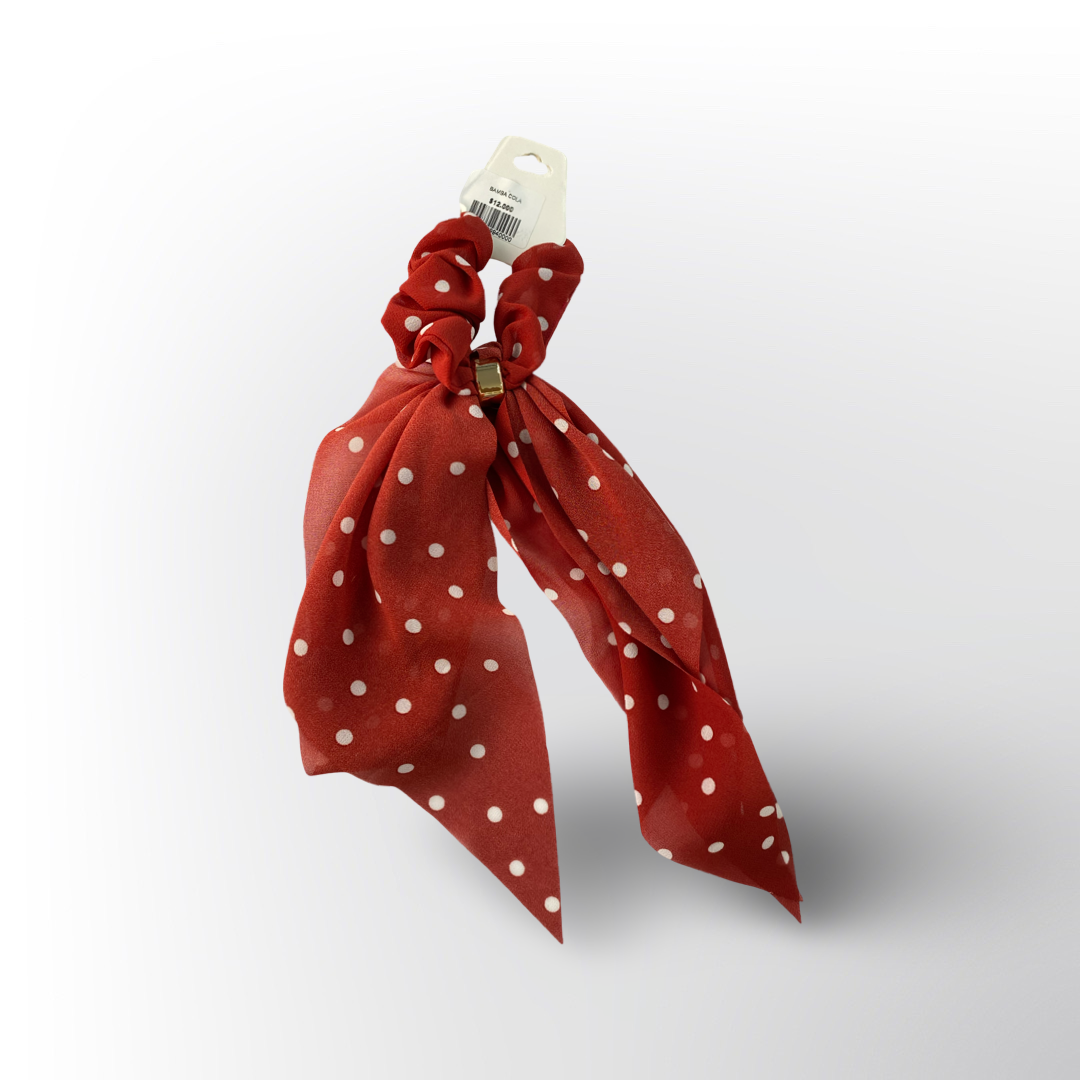 Coletero Rojo con Lazo 🎀 – Scrunchie con moño de tela roja a lunares blancos, perfecto para un look retro y femenino.