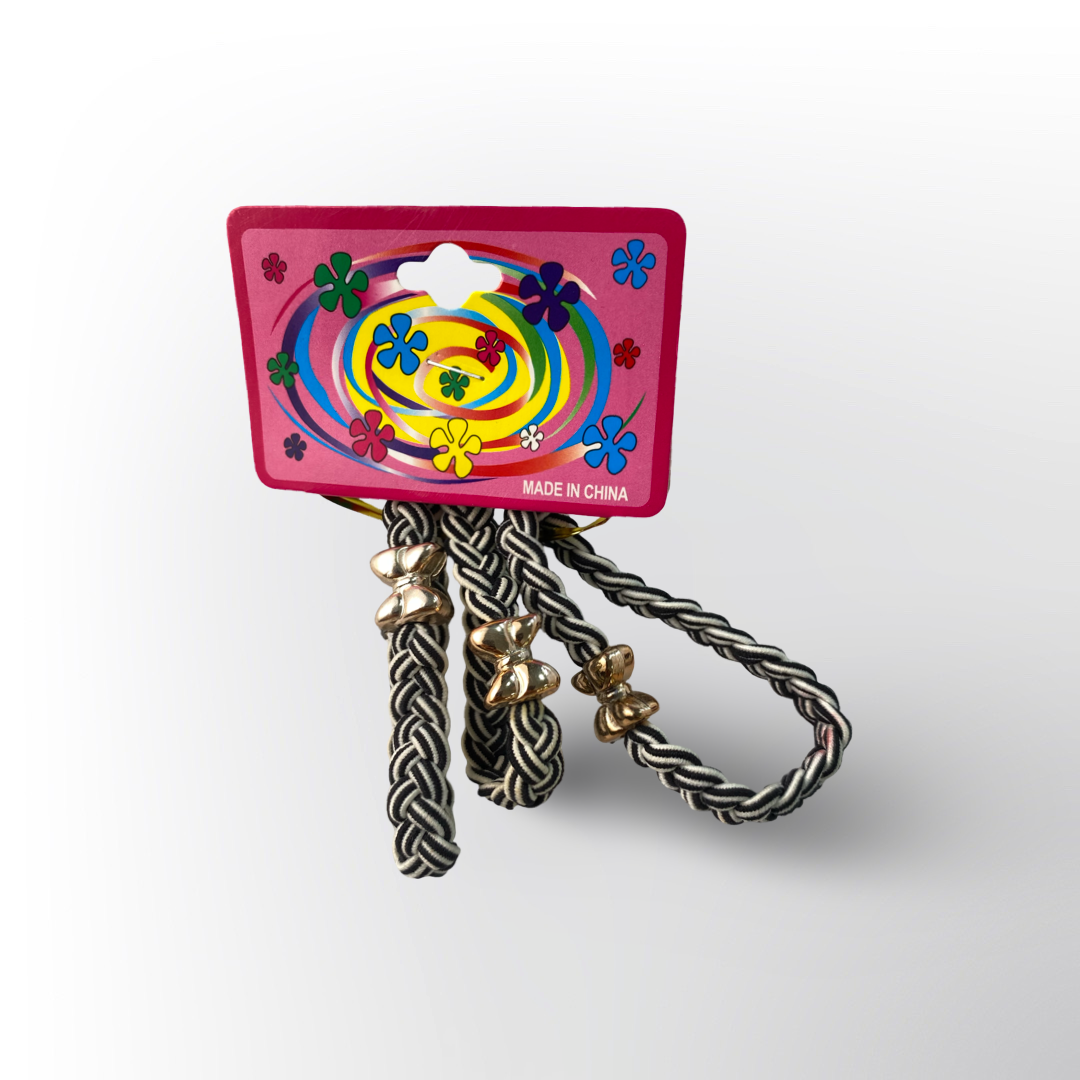 Ligas Trenzadas con Detalle Dorado ✨ – Pack de ligas elásticas en diseño trenzado blanco y negro, decoradas con aros metálicos dorados para un toque elegante.