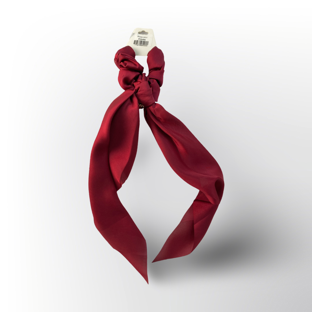 Coletero Rojo con Lazo 🎀 – Scrunchie con moño de tela roja a lunares blancos, perfecto para un look retro y femenino.