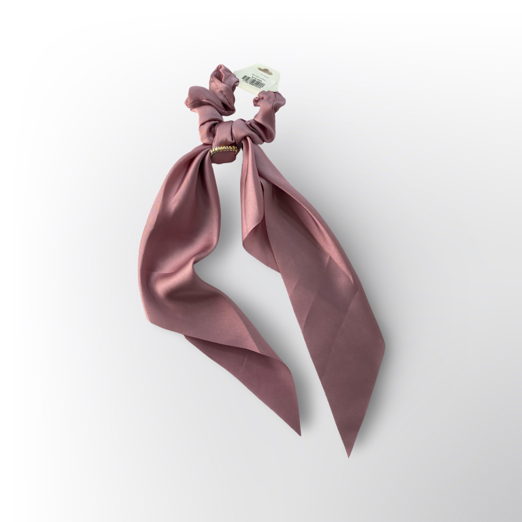 Coletero Rojo con Lazo 🎀 – Scrunchie con moño de tela roja a lunares blancos, perfecto para un look retro y femenino.