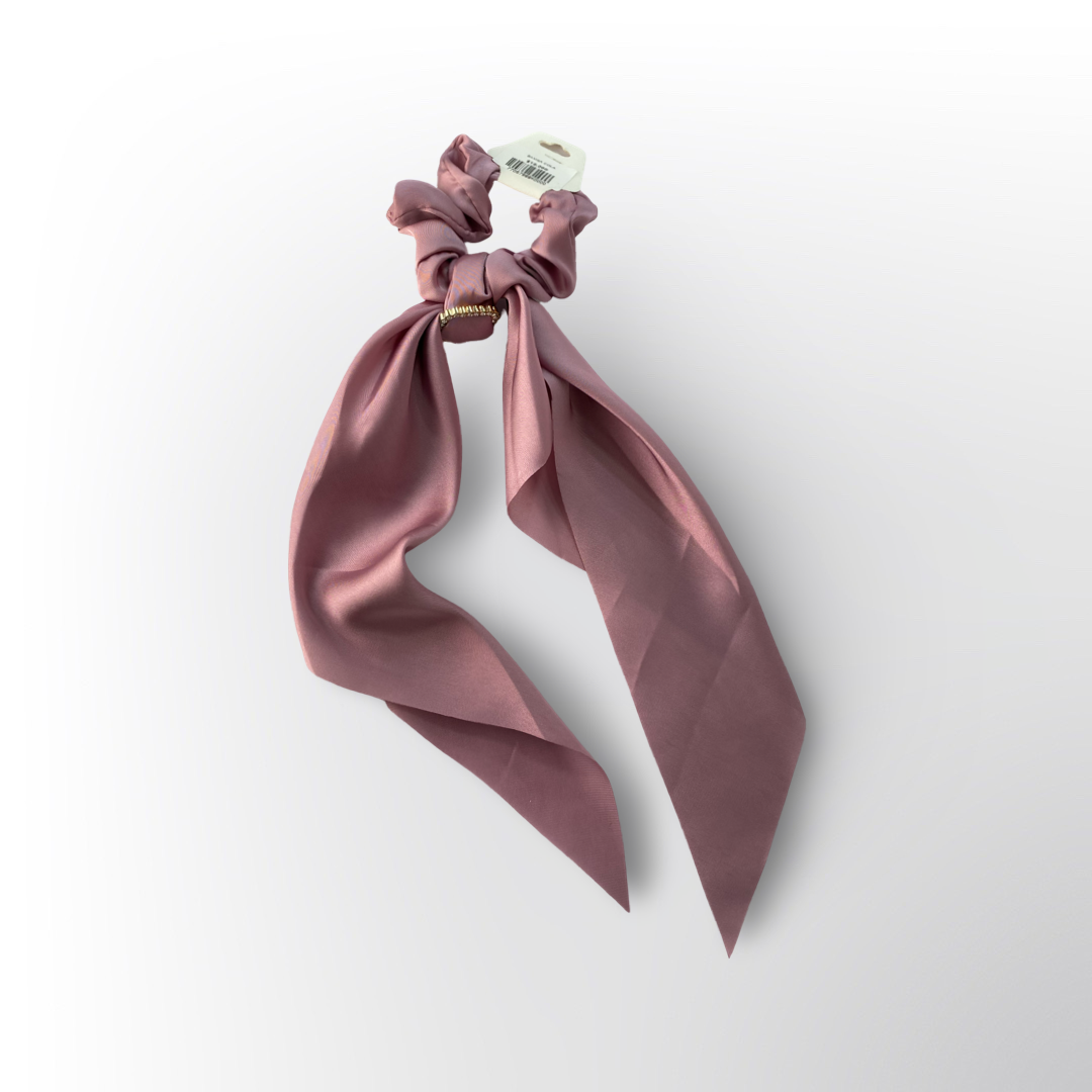 Coletero Rojo con Lazo 🎀 – Scrunchie con moño de tela roja a lunares blancos, perfecto para un look retro y femenino.