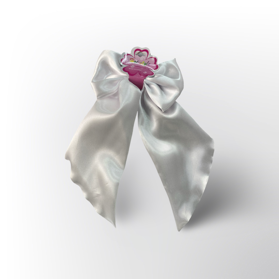 Moño Satín 🤍 – Lazo largo y elegante en satín blanco y negro, perfecto para darle un toque delicado y sofisticado a tu peinado.