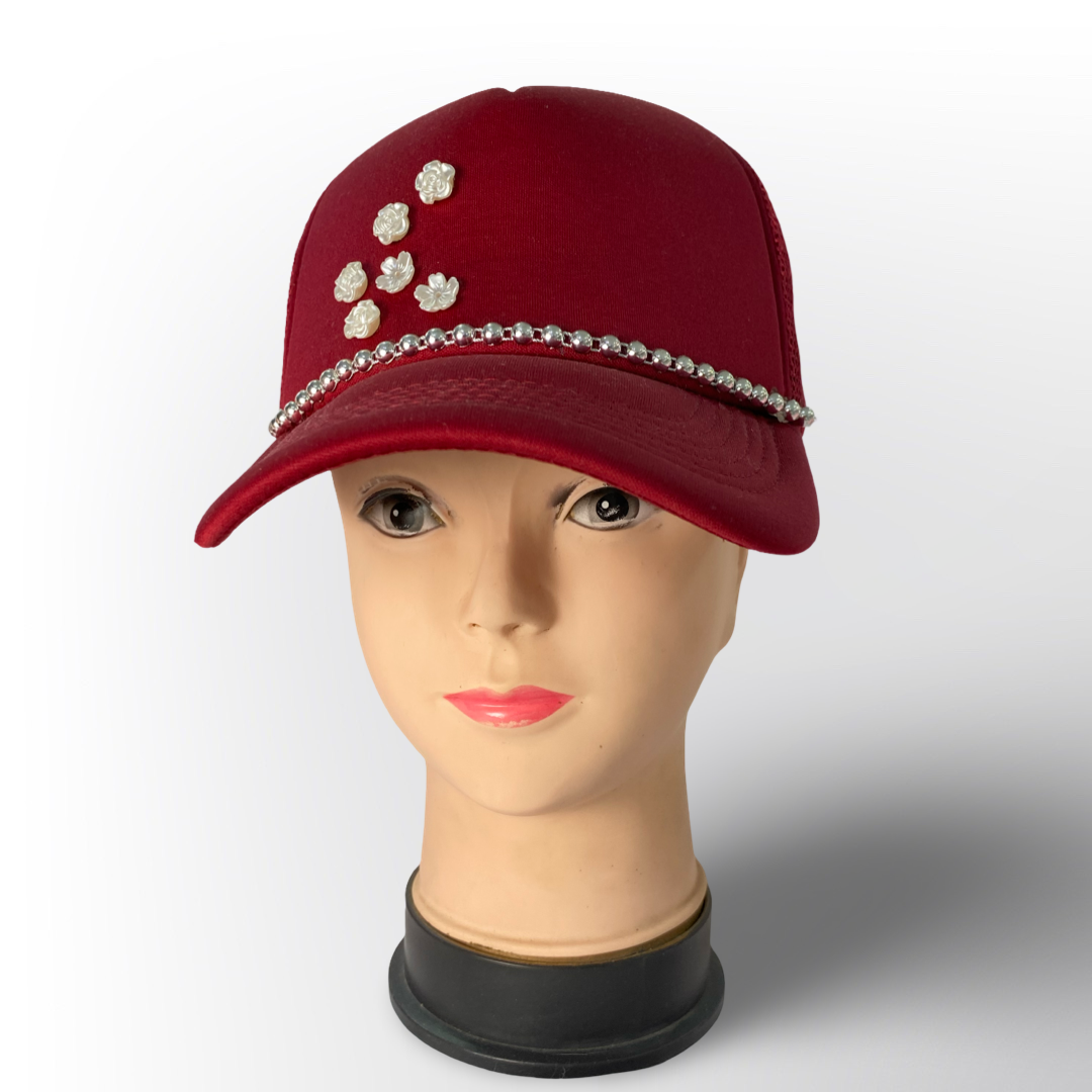 Gorra negra para mujer con pedrería y diseño “Love” – Sombrero moderno y brillante