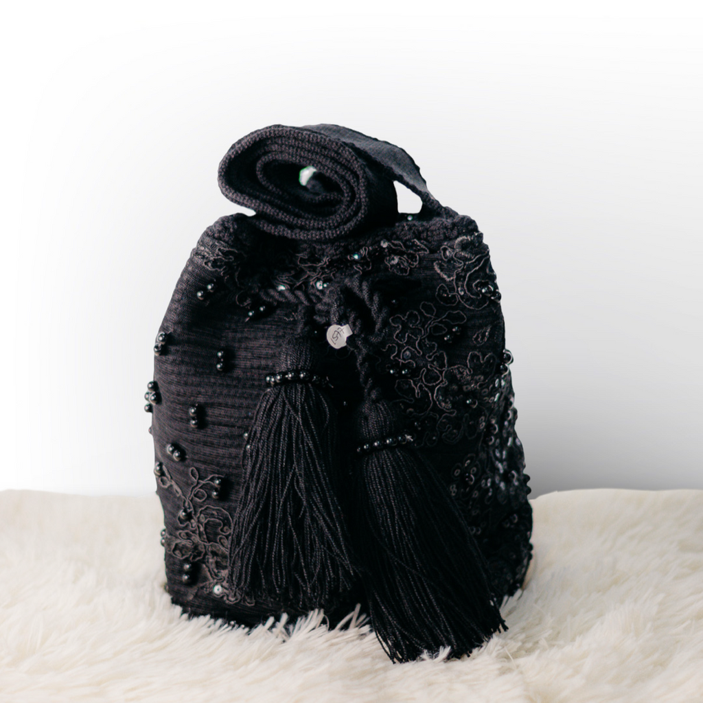 Bolso Wayúu Recamado con Perlas | Mochila Artesanal Elegante