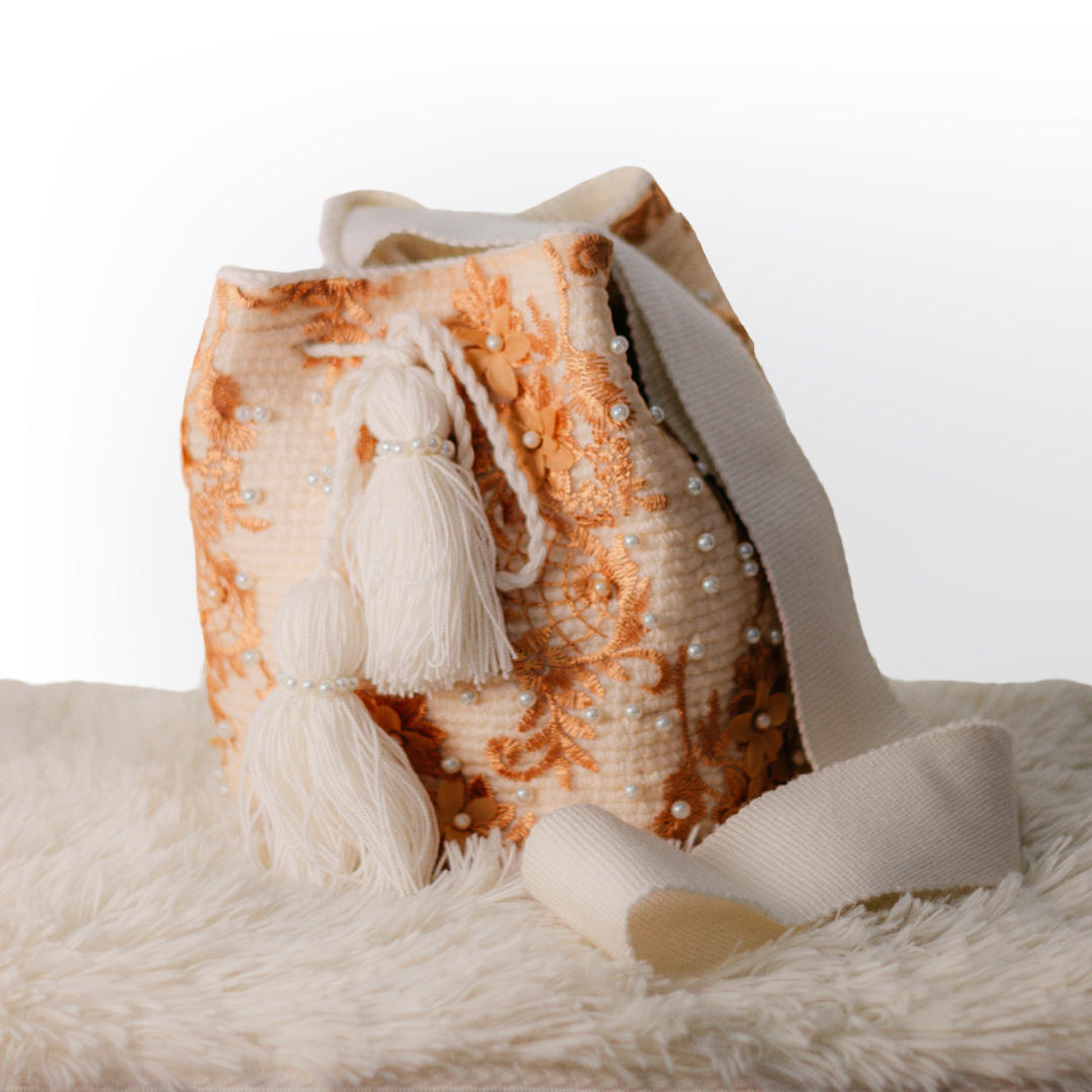 Bolso Wayúu Recamado con Perlas | Mochila Artesanal Elegante