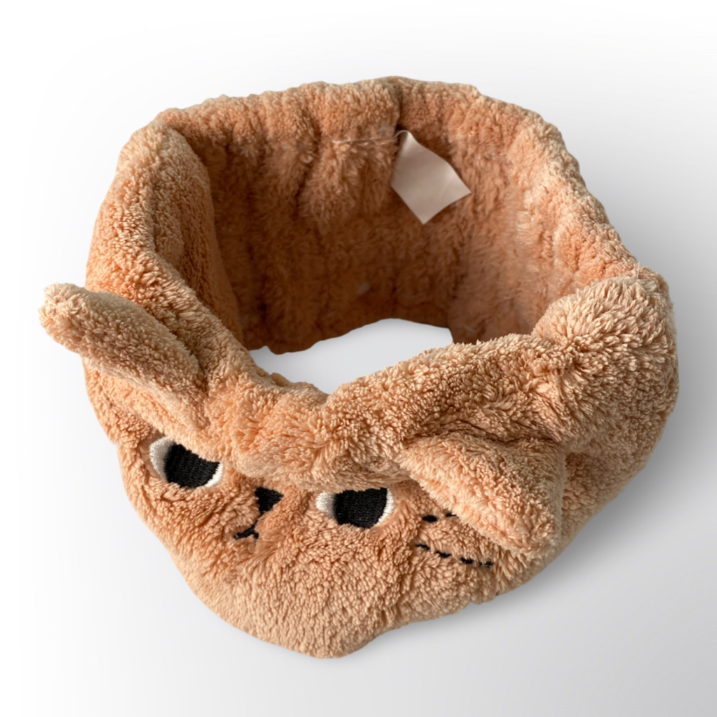 Cinta Facial para Maquillaje y Skincare 🐻✨ – Banda tipo felpa súper suave con diseño de carita tierna, ideal para sostener el cabello mientras te maquillas, lavas el rostro o aplicas mascarillas. ¡Cómoda, práctica y adorable!