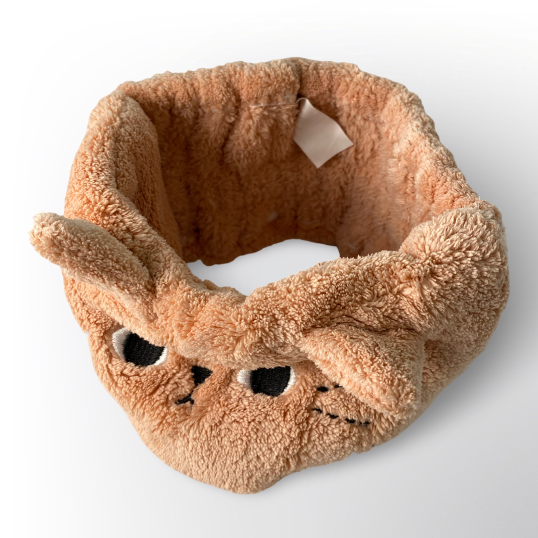 Cinta Facial para Maquillaje y Skincare 🐻✨ – Banda tipo felpa súper suave con diseño de carita tierna, ideal para sostener el cabello mientras te maquillas, lavas el rostro o aplicas mascarillas. ¡Cómoda, práctica y adorable!