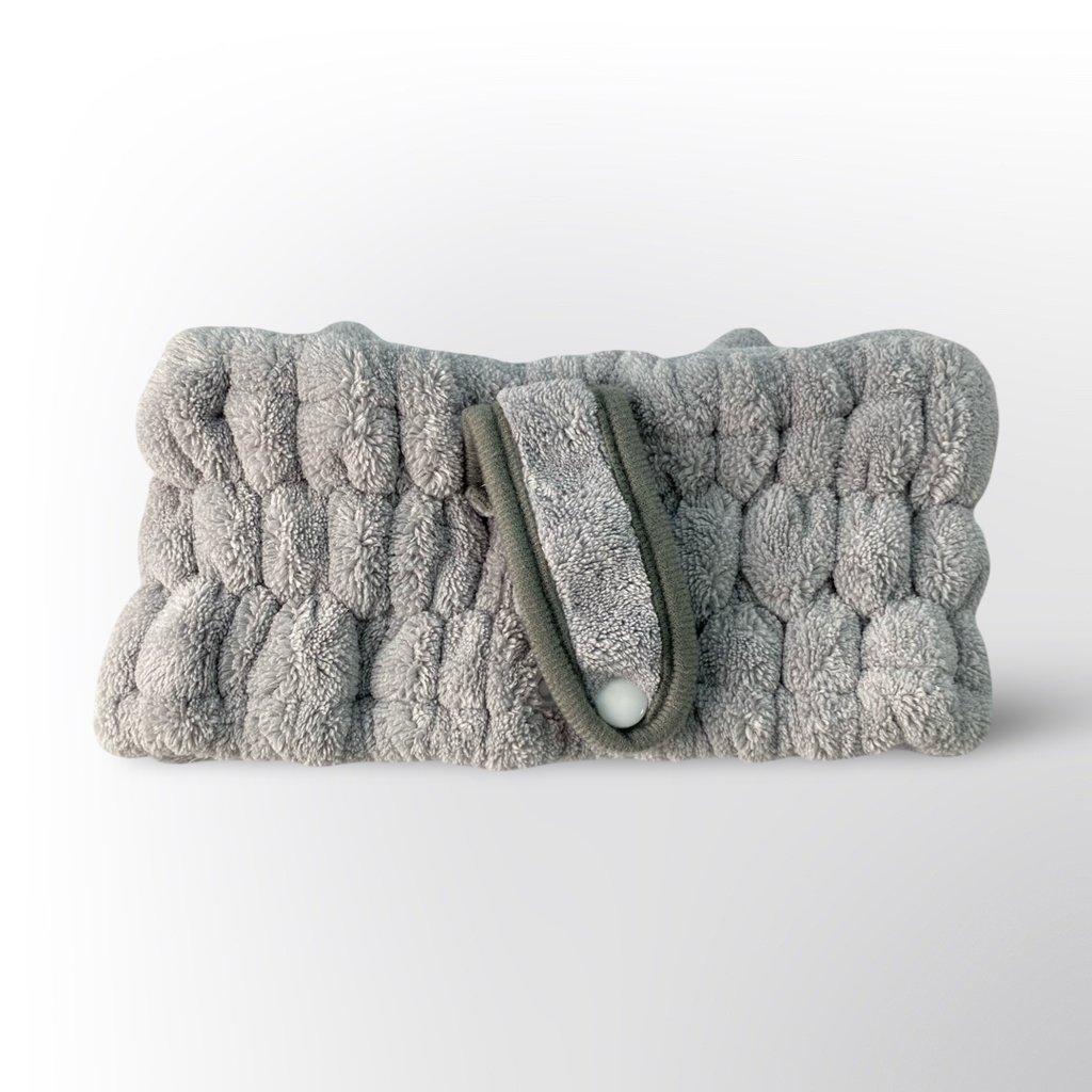 Cinta Facial para Maquillaje y Skincare 🐻✨ – Banda tipo felpa súper suave con diseño de carita tierna, ideal para sostener el cabello mientras te maquillas, lavas el rostro o aplicas mascarillas. ¡Cómoda, práctica y adorable!