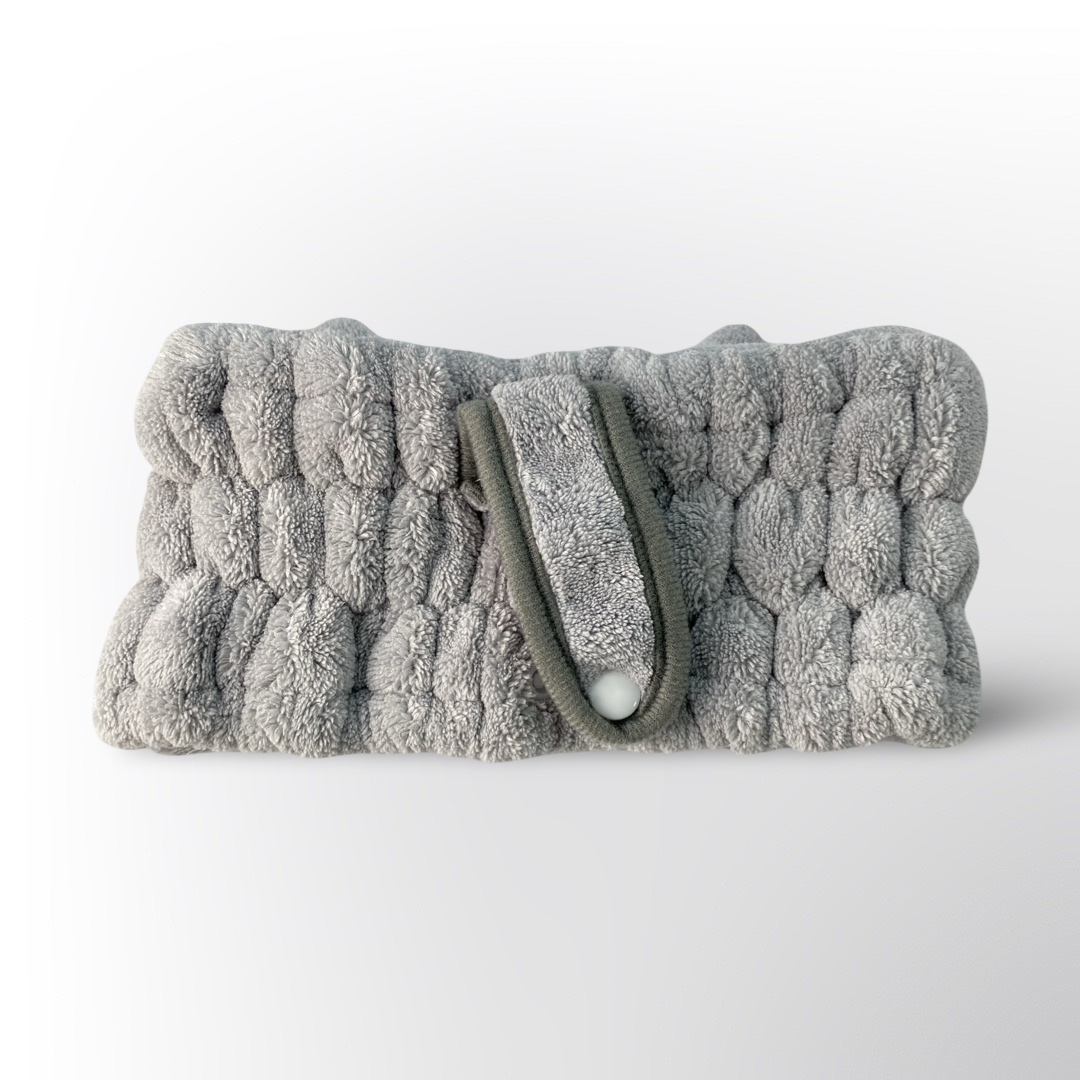 Cinta Facial para Maquillaje y Skincare 🐻✨ – Banda tipo felpa súper suave con diseño de carita tierna, ideal para sostener el cabello mientras te maquillas, lavas el rostro o aplicas mascarillas. ¡Cómoda, práctica y adorable!