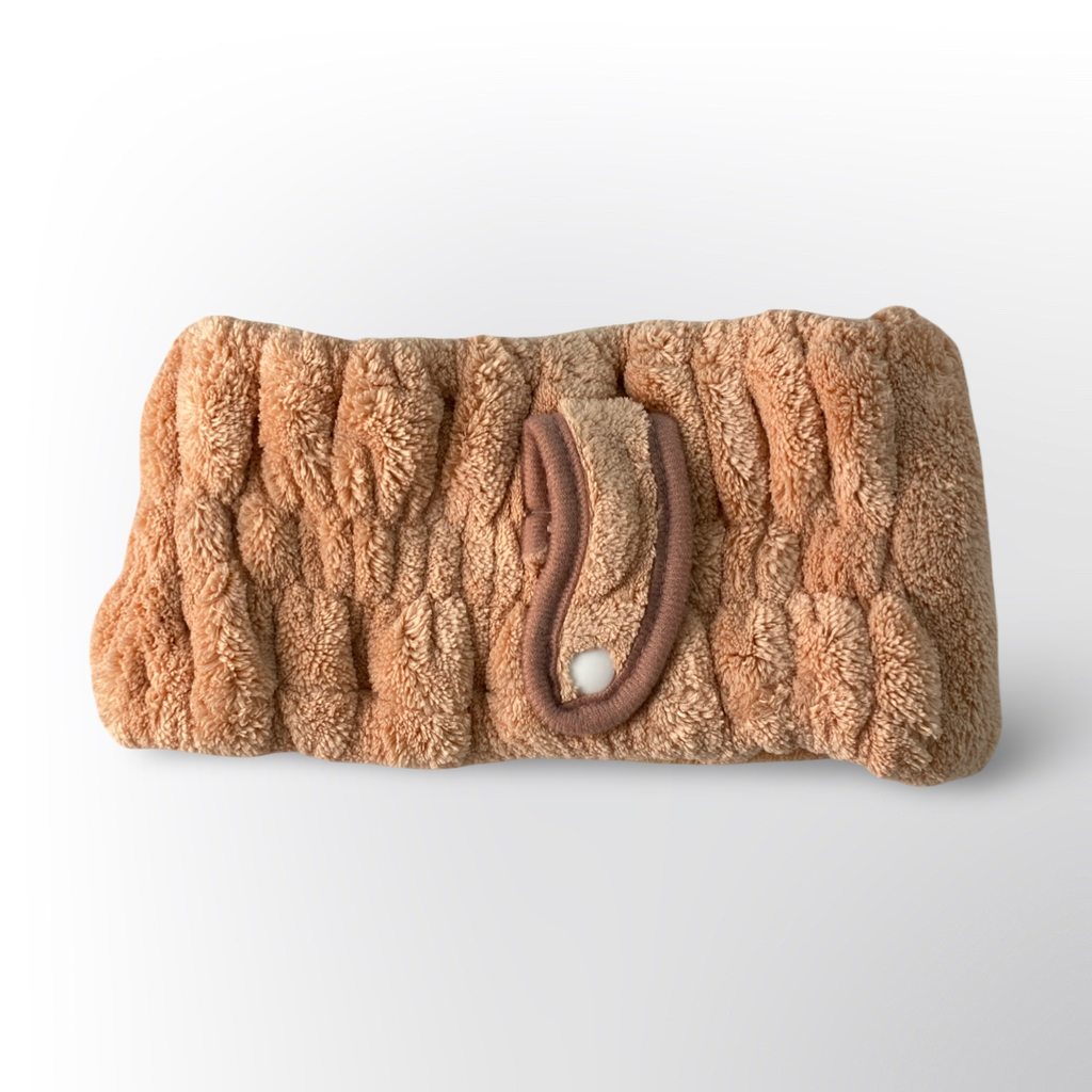 Cinta Facial para Maquillaje y Skincare 🐻✨ – Banda tipo felpa súper suave con diseño de carita tierna, ideal para sostener el cabello mientras te maquillas, lavas el rostro o aplicas mascarillas. ¡Cómoda, práctica y adorable!