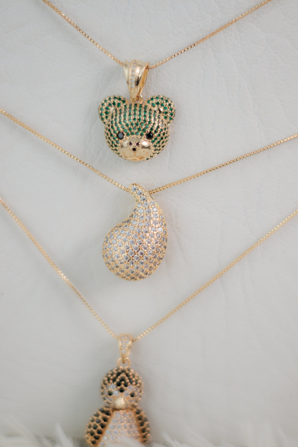 Set de Collares con Dijes Brillantes en Rodio – Diseños Únicos: Osito, Gota y Pingüino