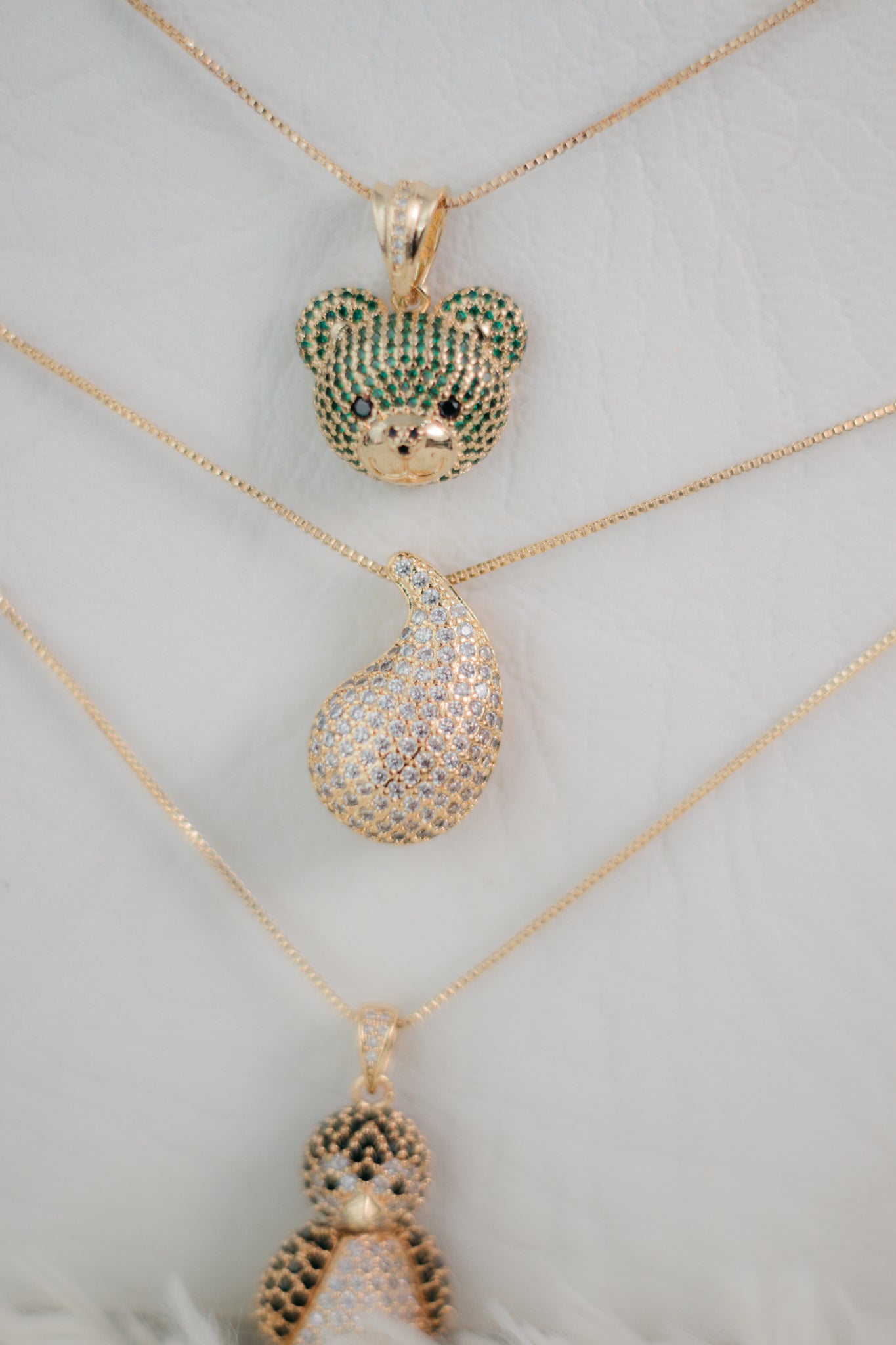 Set de Collares con Dijes Brillantes en Rodio – Diseños Únicos: Osito, Gota y Pingüino
