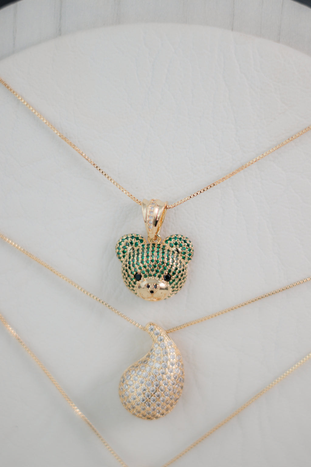 Set de Collares con Dijes Brillantes en Rodio – Diseños Únicos: Osito, Gota y Pingüino