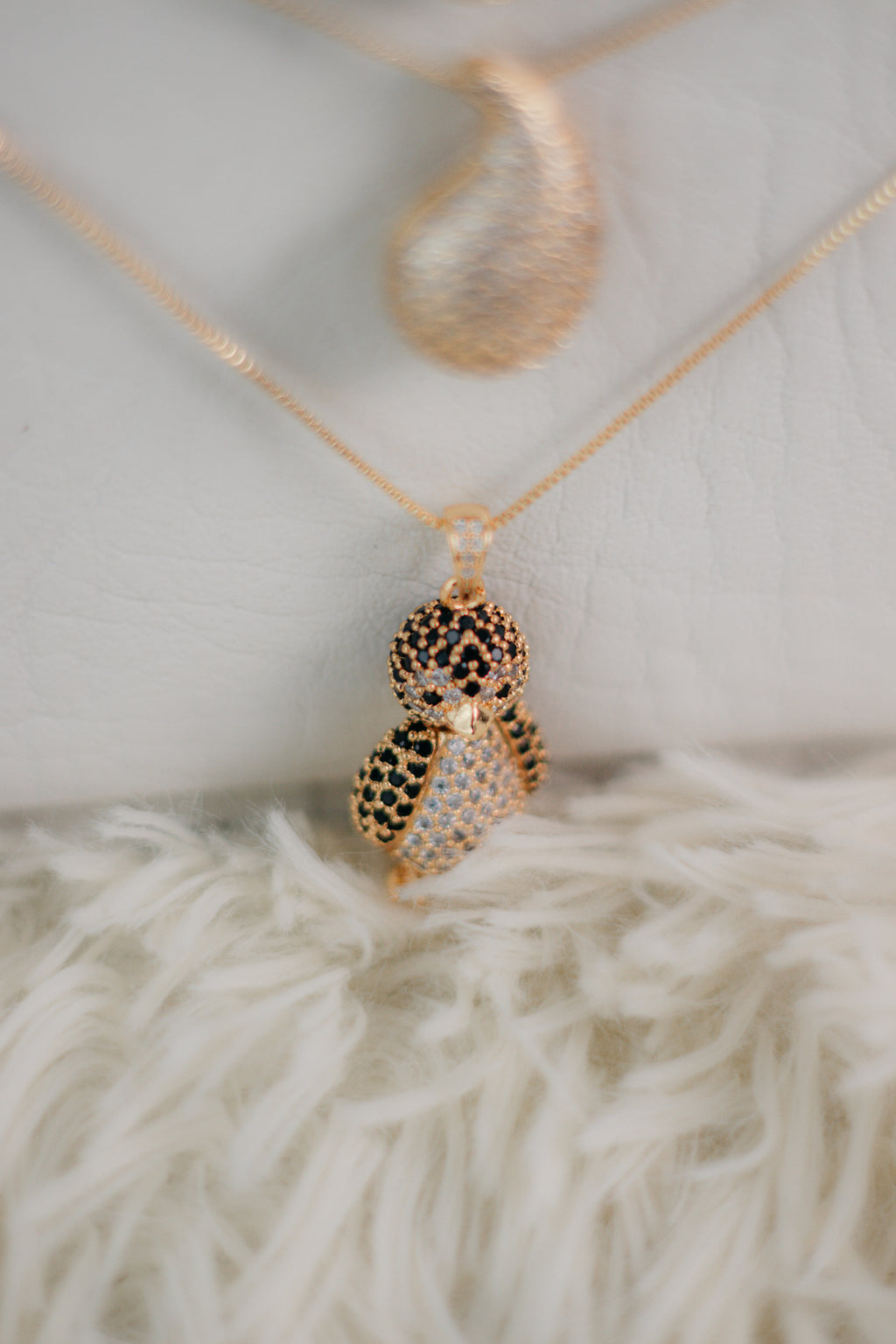 Set de Collares con Dijes Brillantes en Rodio – Diseños Únicos: Osito, Gota y Pingüino