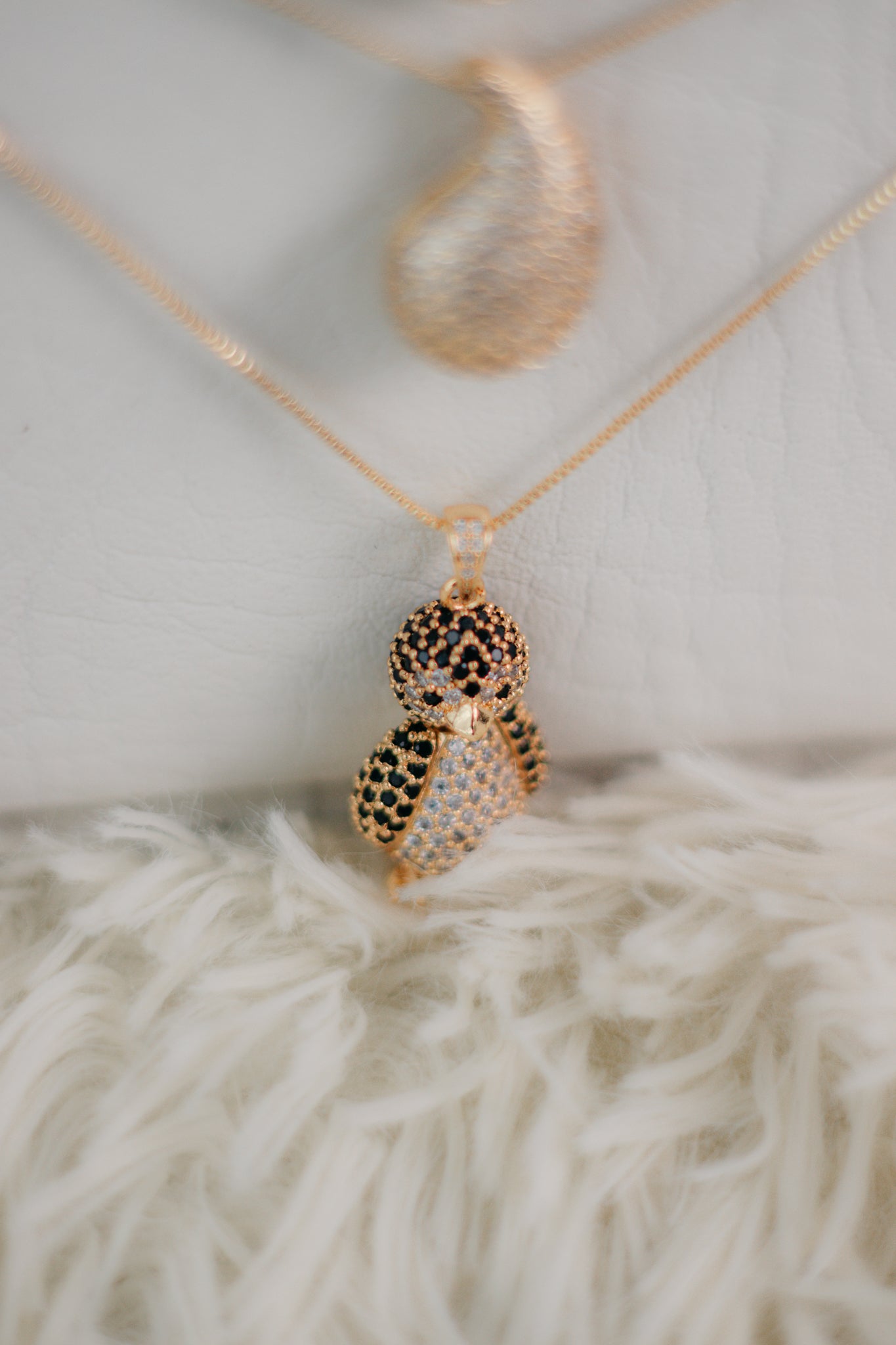 Set de Collares con Dijes Brillantes en Rodio – Diseños Únicos: Osito, Gota y Pingüino