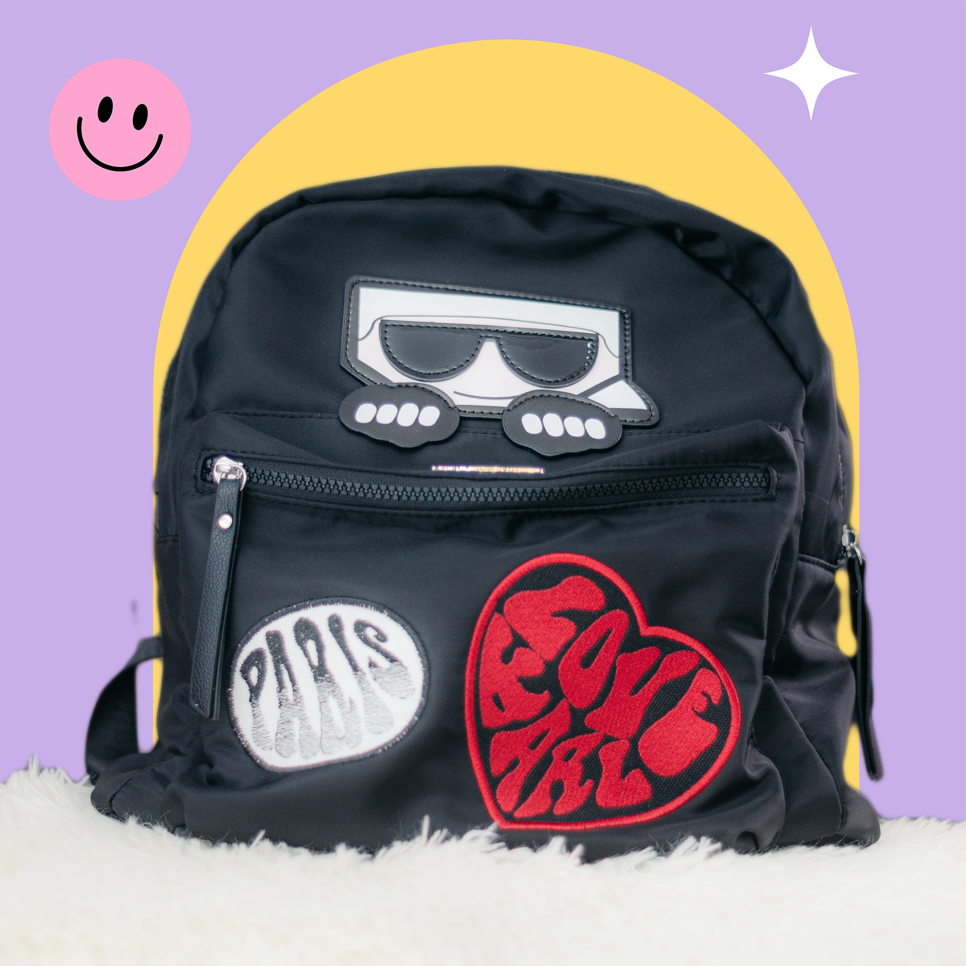 Mochila Juvenil Urbana con Detalles Divertidos – Disponible en Blanco y Negro