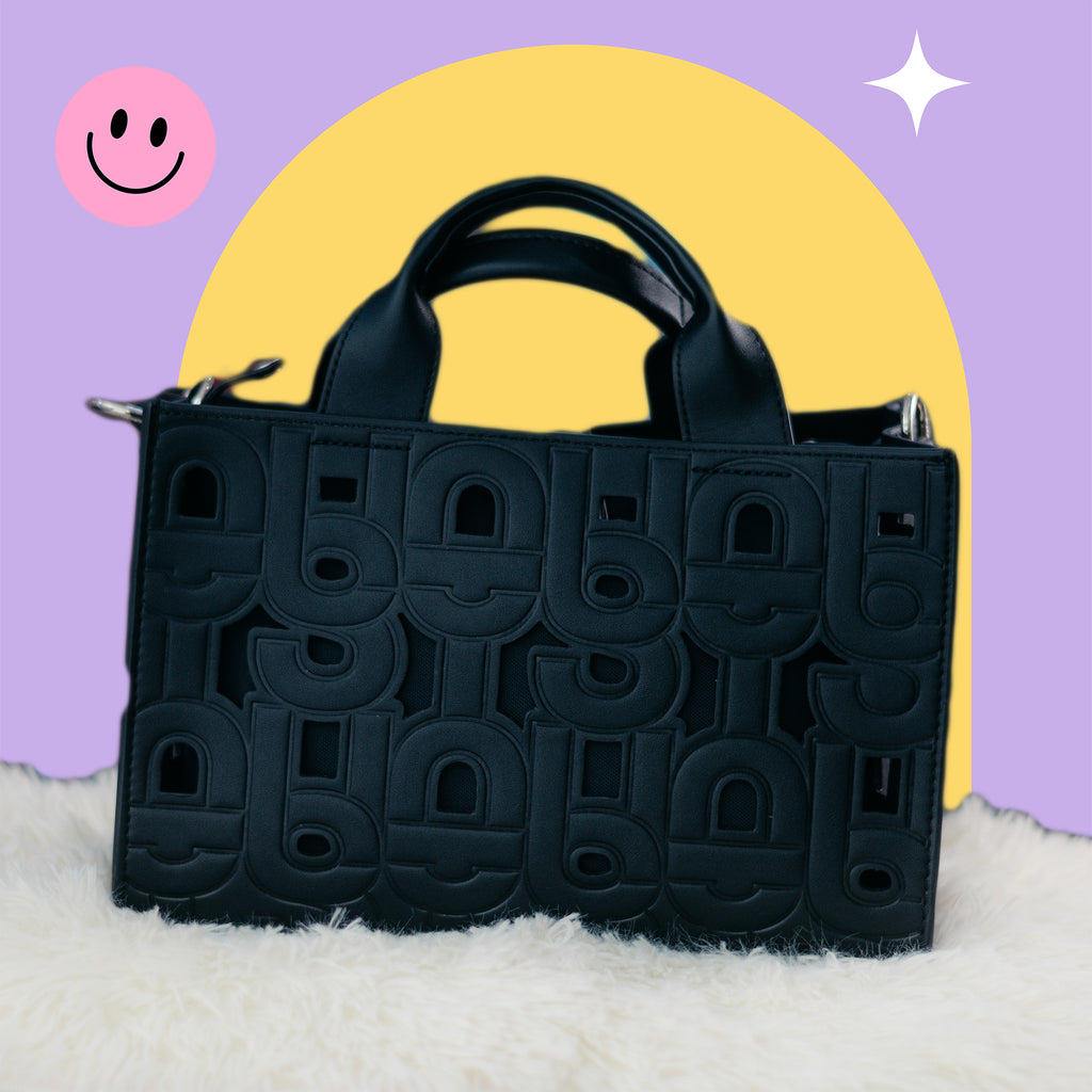 Bolso de Mano Moderno con Relieve Gráfico – Disponible en Morado y Negro