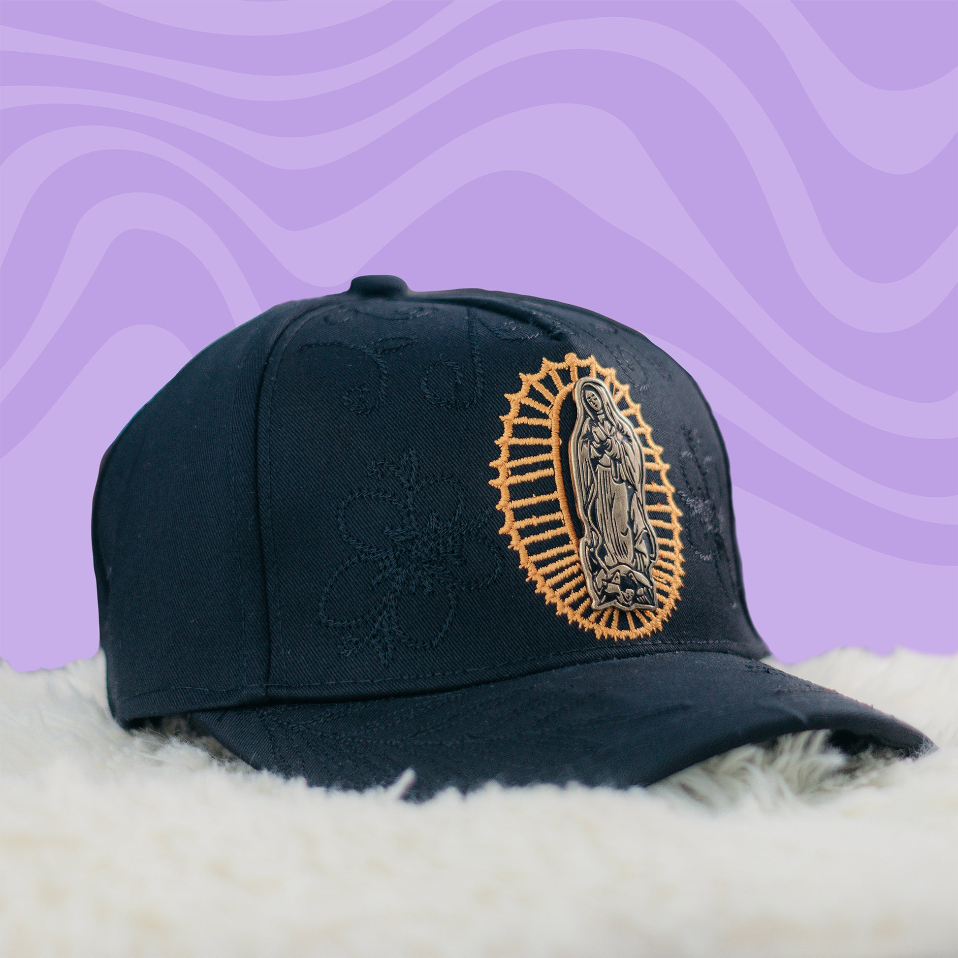 🧢 Gorra Negra con Bordado Religioso – Estilo, Fe y Protección en un Solo Accesorio