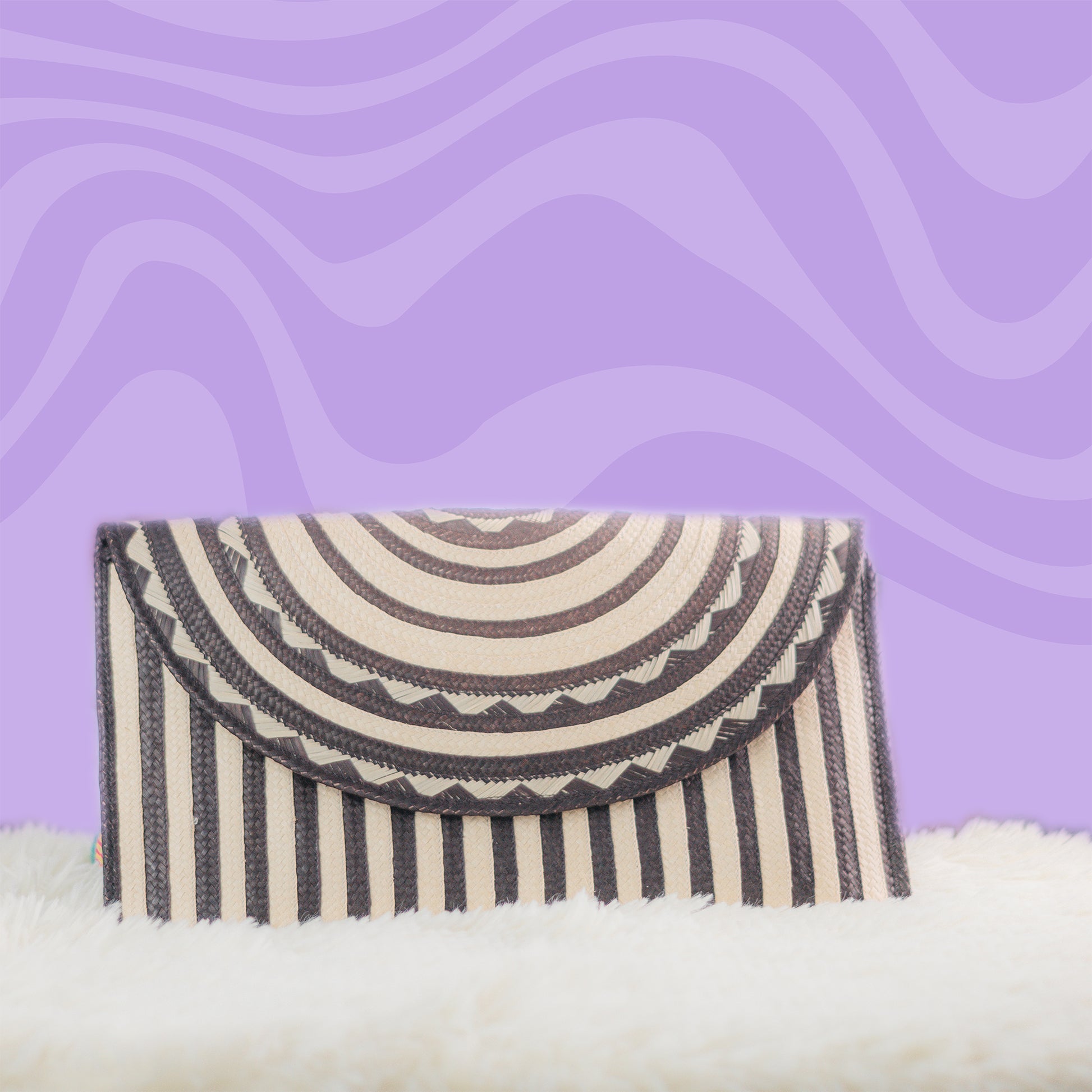 👜 Cartera Artesanal Estilo Étnico en Blanco y Negro – Elegancia Natural para Cada Ocasión