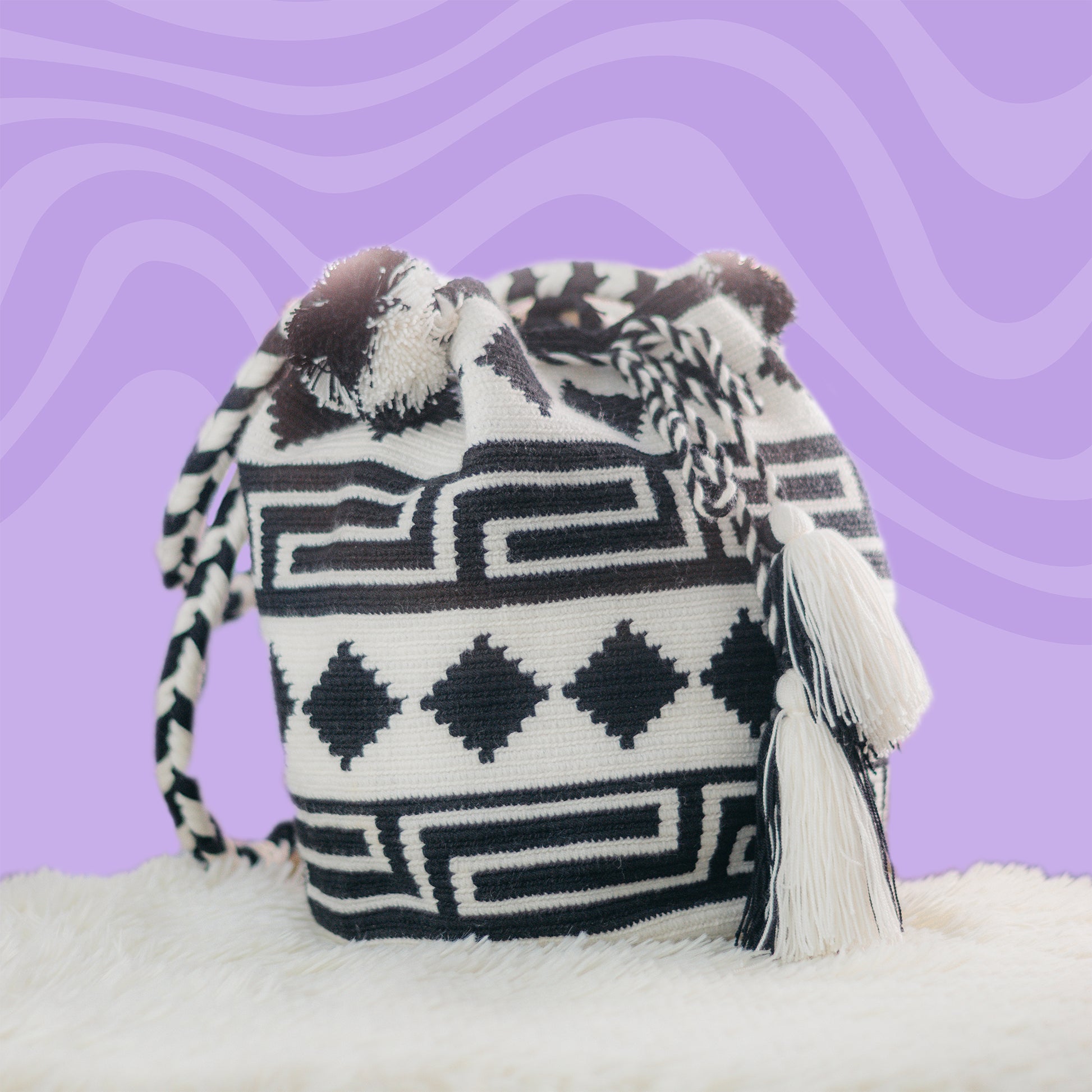 🎒 Mochila Artesanal Tejida en Blanco y Negro – Estilo Étnico con Espíritu Colombiano