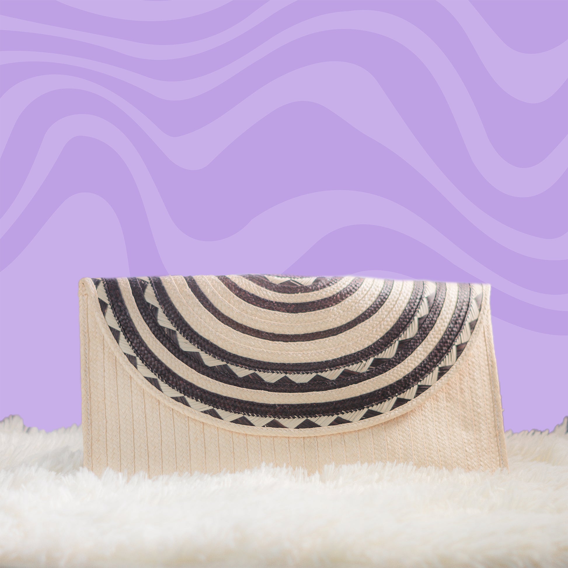 👜 Cartera Clutch Artesanal con Diseño Circular – Elegancia Natural en Cada Trazo