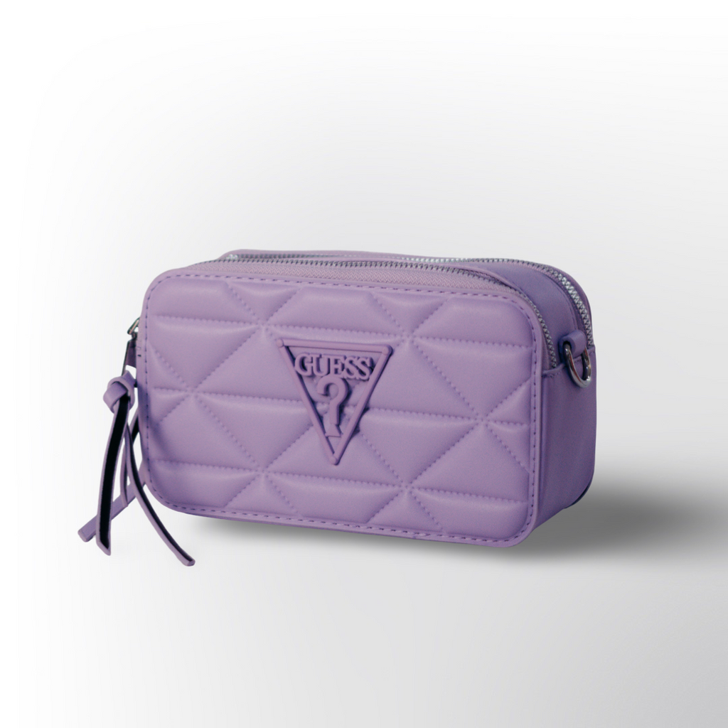 Bolso Guess Quilted ✨ – Diseño acolchado con el icónico logo en relieve y cierre superior con tirador elegante