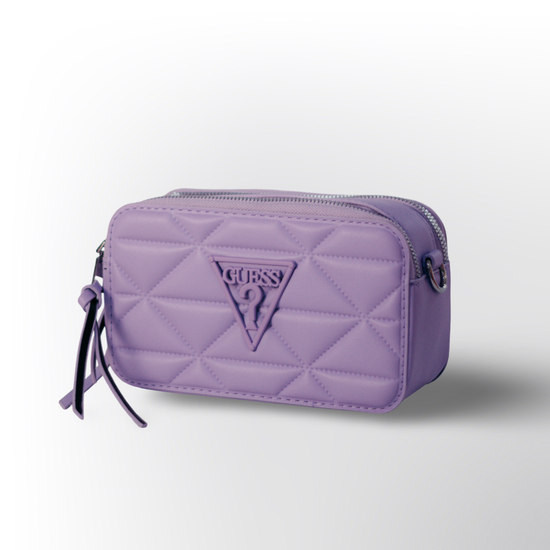 Bolso Guess Quilted ✨ – Diseño acolchado con el icónico logo en relieve y cierre superior con tirador elegante