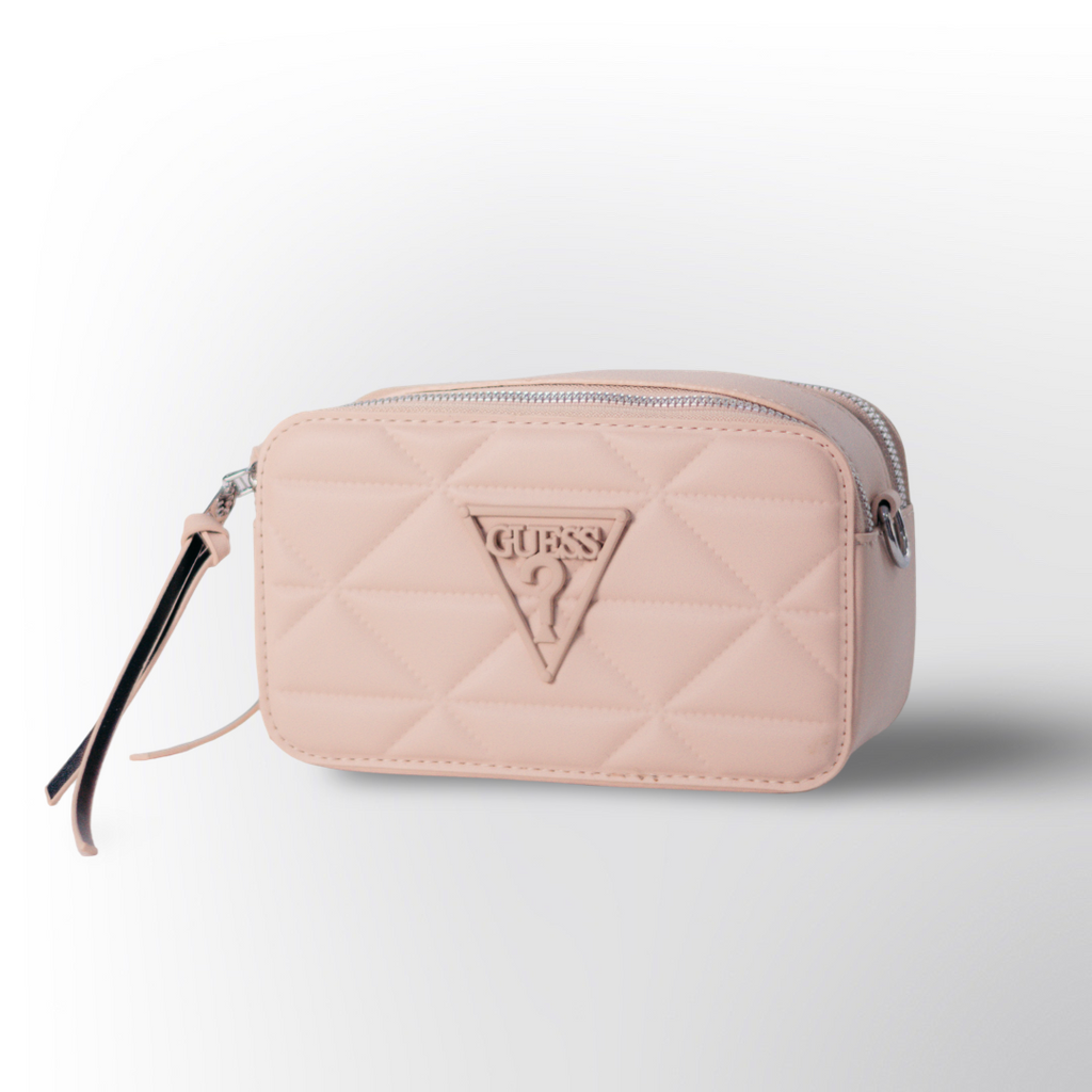 Bolso Guess Quilted ✨ – Diseño acolchado con el icónico logo en relieve y cierre superior con tirador elegante