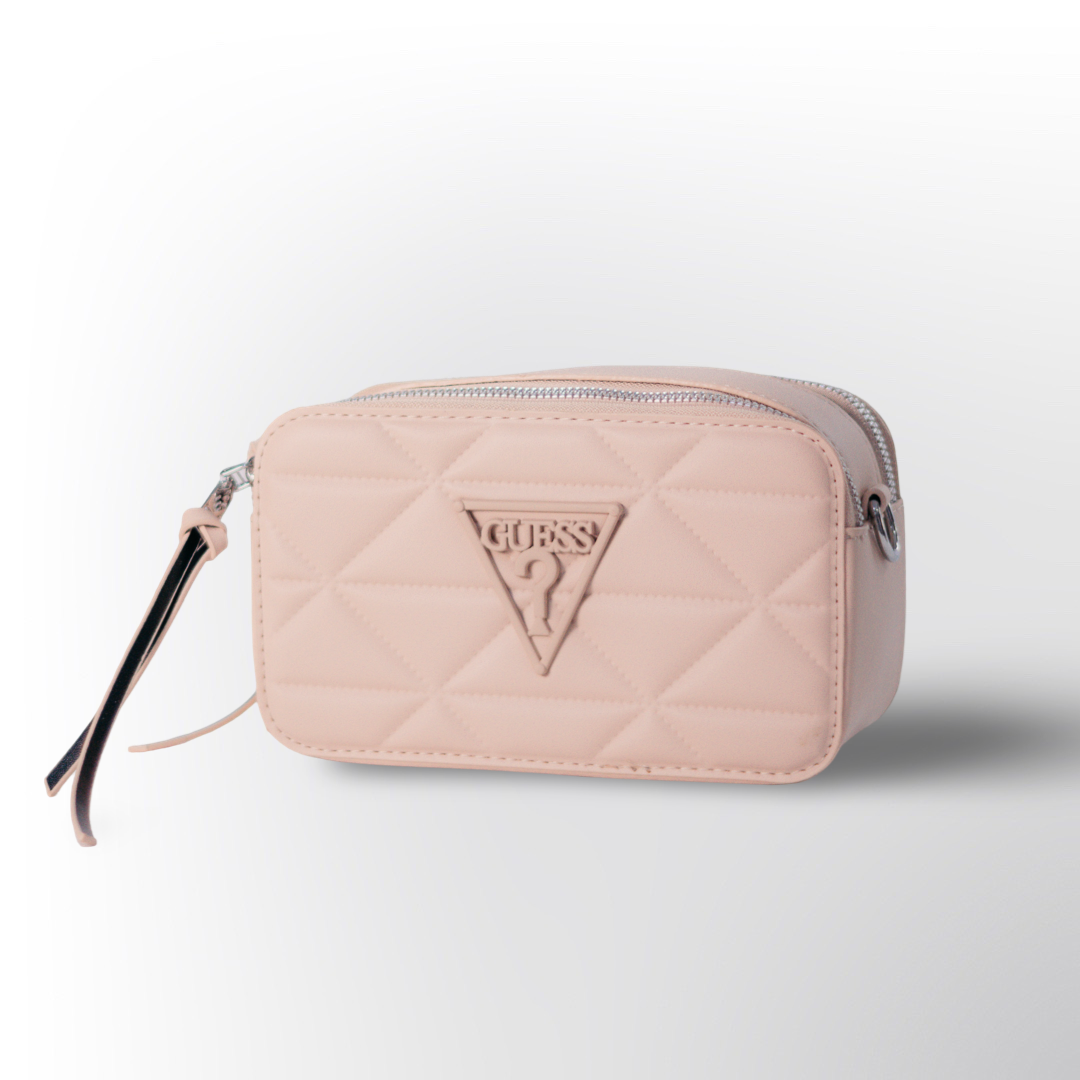 Bolso Guess Quilted ✨ – Diseño acolchado con el icónico logo en relieve y cierre superior con tirador elegante