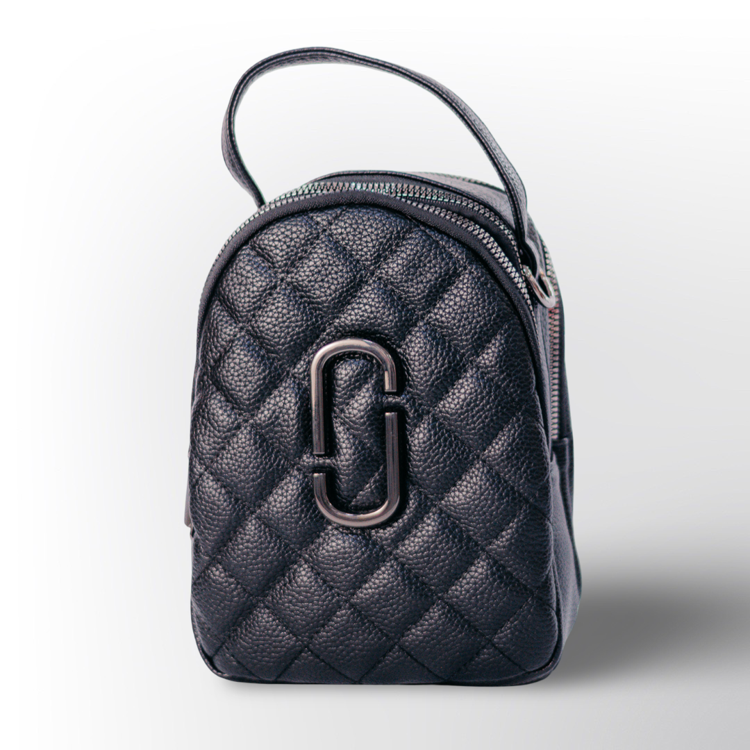 Mini Bolso Acolchado 🖤✨ – Diseño compacto con textura capitonada y asa superior.