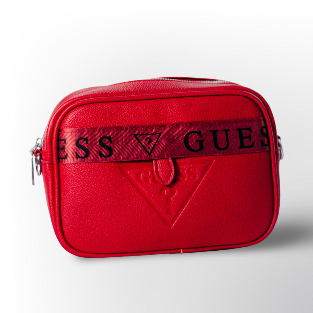 Bolso Guess Logo 👜✨ – Estilo urbano con el icónico logo en relieve y correa decorada con la marca