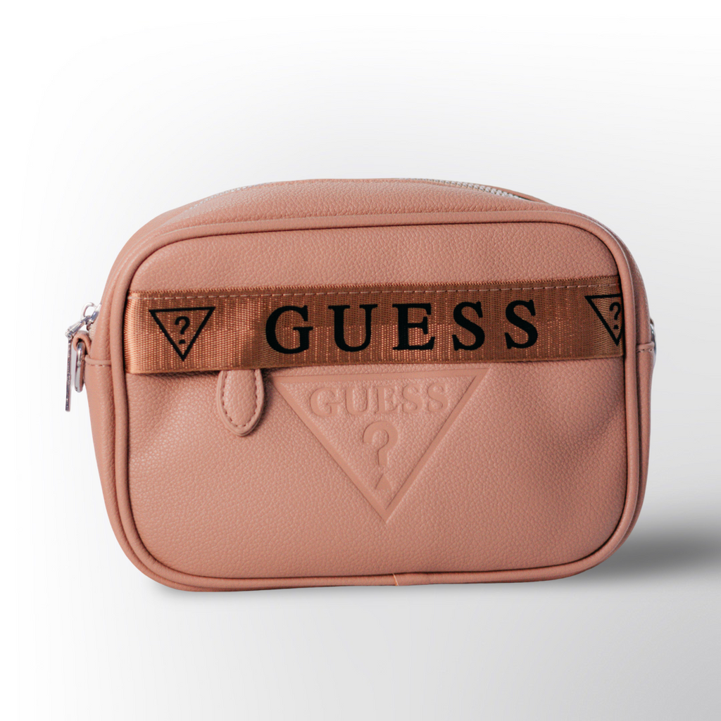 Bolso Guess Logo 👜✨ – Estilo urbano con el icónico logo en relieve y correa decorada con la marca