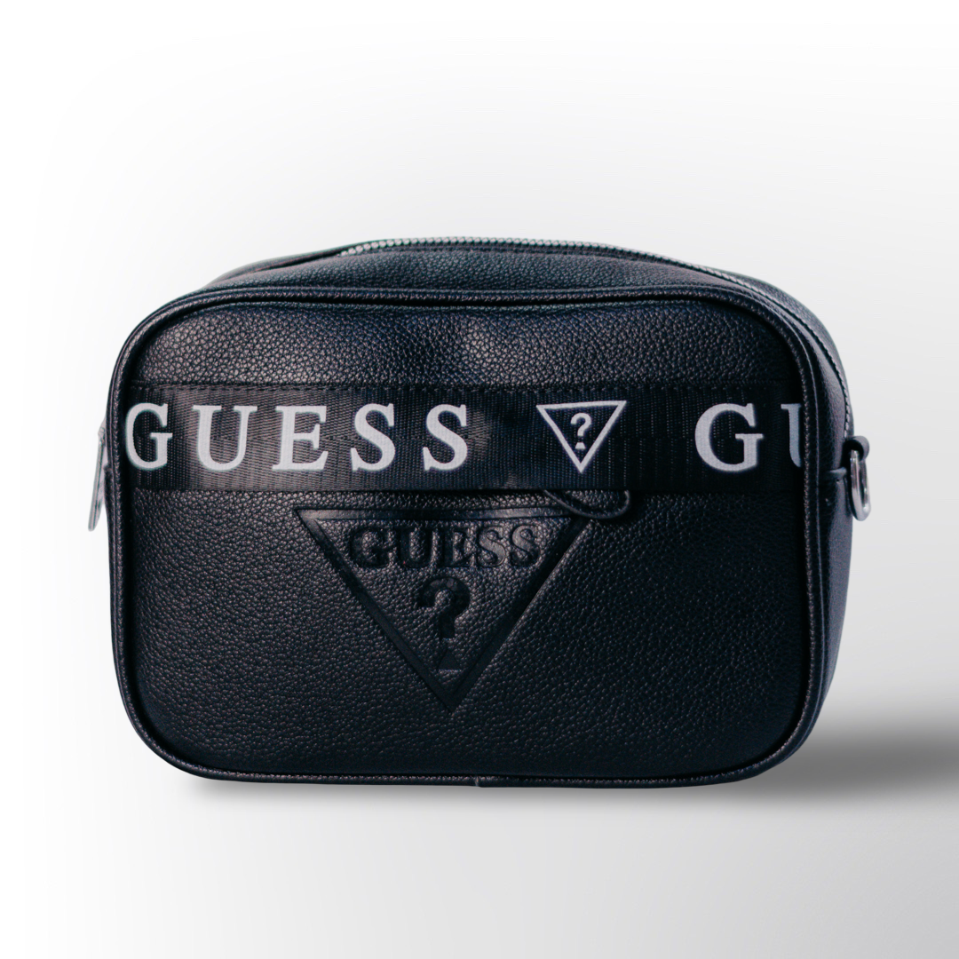 Bolso Guess Logo 👜✨ – Estilo urbano con el icónico logo en relieve y correa decorada con la marca
