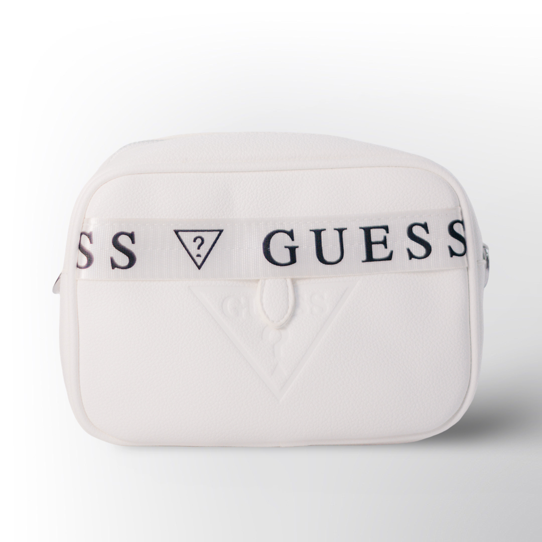 Bolso Guess Logo 👜✨ – Estilo urbano con el icónico logo en relieve y correa decorada con la marca