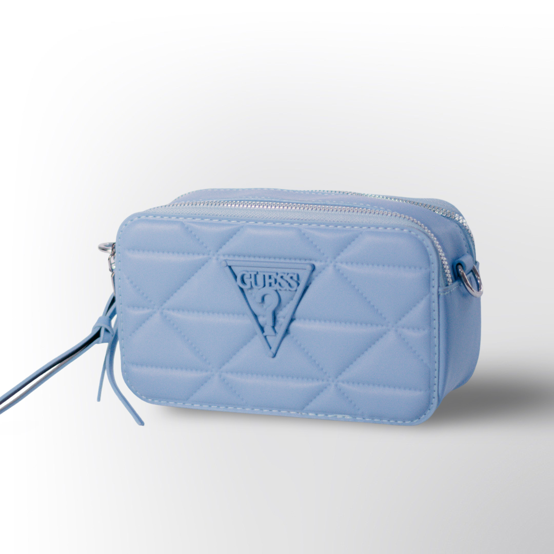 Bolso Guess Quilted ✨ – Diseño acolchado con el icónico logo en relieve y cierre superior con tirador elegante
