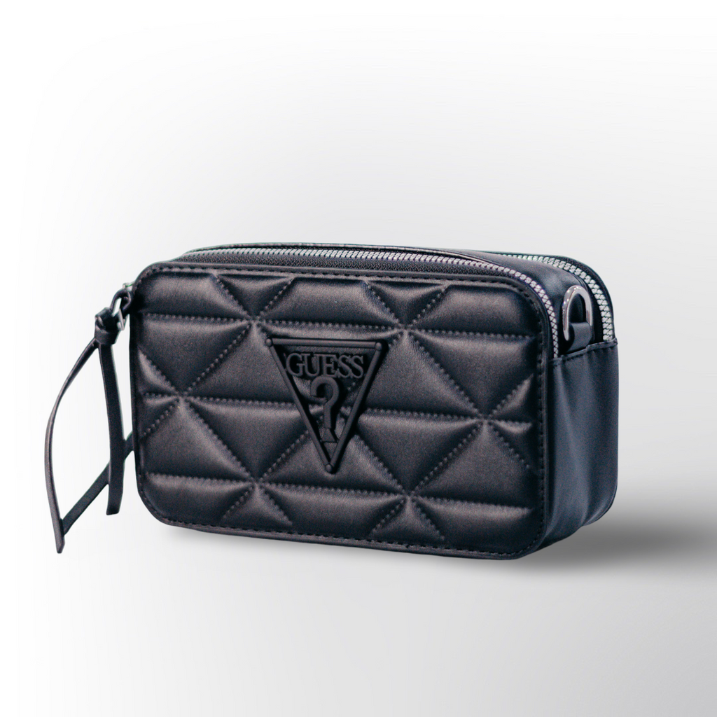 Bolso Guess Quilted ✨ – Diseño acolchado con el icónico logo en relieve y cierre superior con tirador elegante