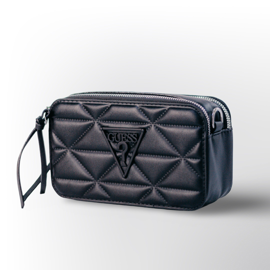 Bolso Guess Quilted ✨ – Diseño acolchado con el icónico logo en relieve y cierre superior con tirador elegante