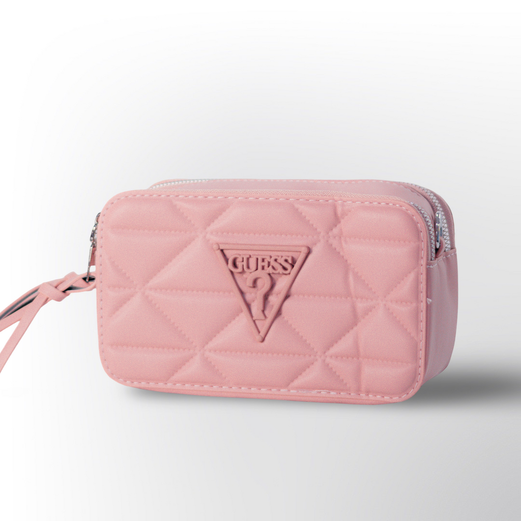 Bolso Guess Quilted ✨ – Diseño acolchado con el icónico logo en relieve y cierre superior con tirador elegante