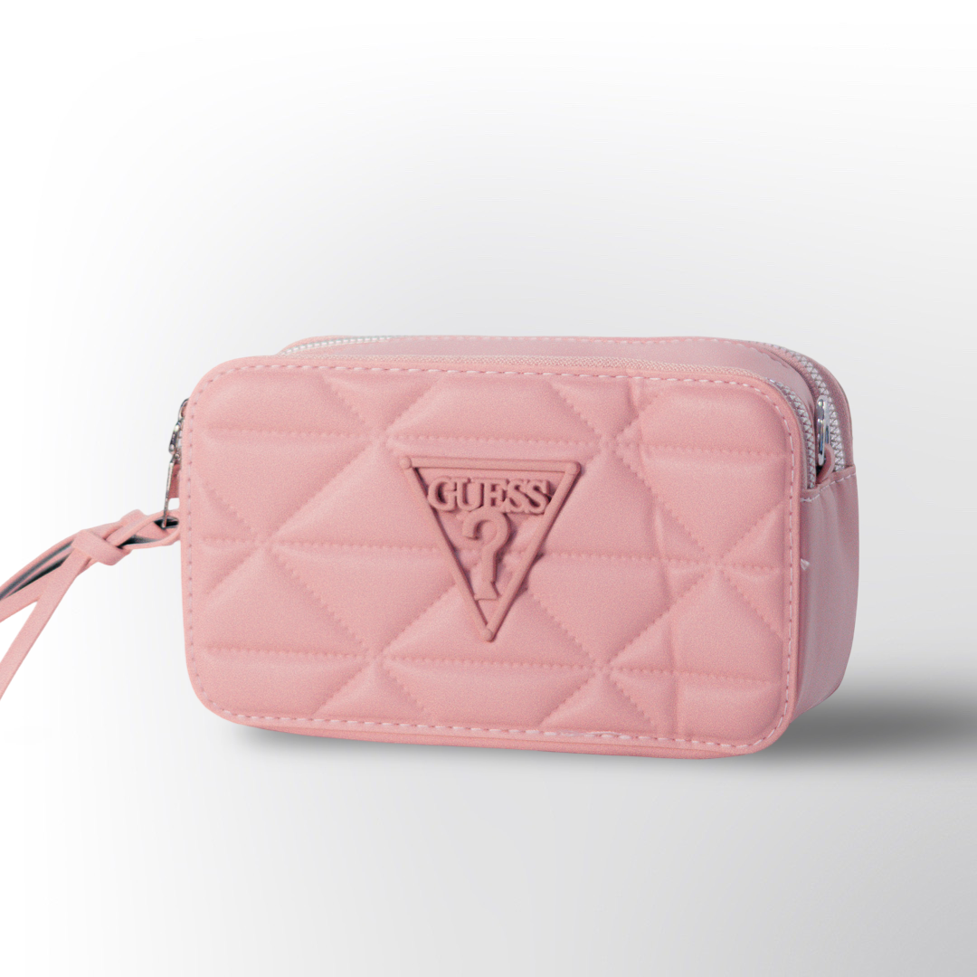 Bolso Guess Quilted ✨ – Diseño acolchado con el icónico logo en relieve y cierre superior con tirador elegante