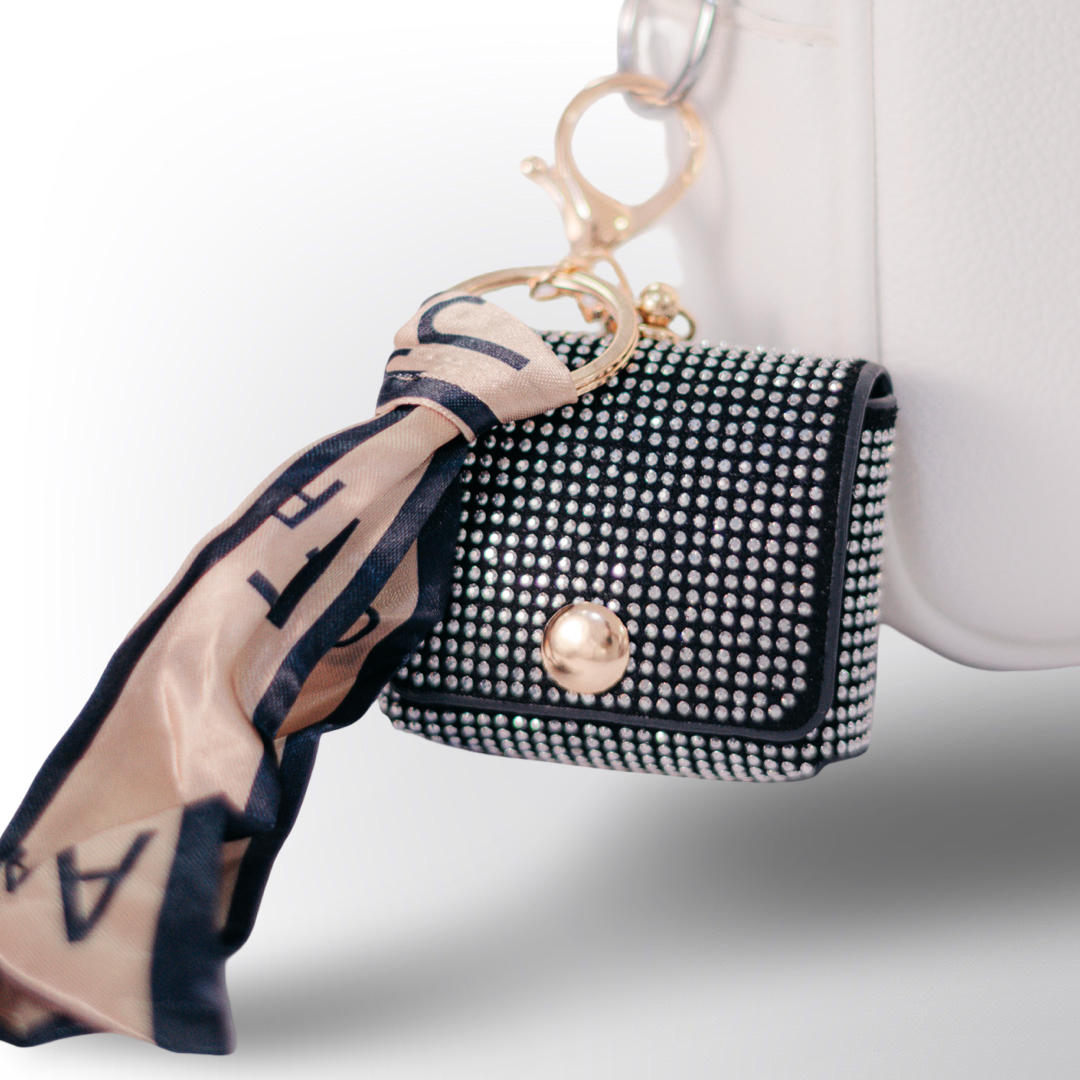 ✨ Llavero Mini Bolso con Perla y Pañuelo 🧣💎 – Un accesorio chic y moderno para darle un toque único a tus llaves o bolso. Disponible en diferentes colores.