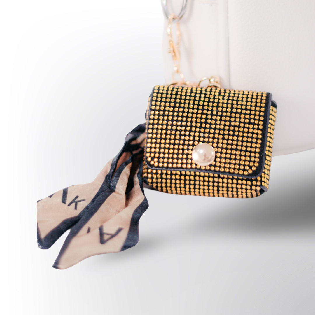 ✨ Llavero Mini Bolso con Perla y Pañuelo 🧣💎 – Un accesorio chic y moderno para darle un toque único a tus llaves o bolso. Disponible en diferentes colores.